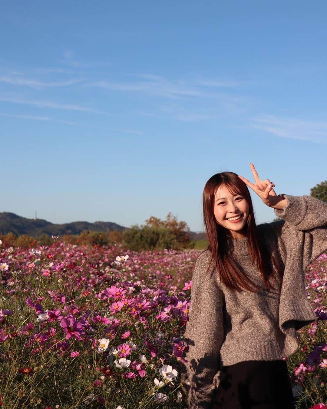 藤田愛理さんのインスタグラム写真 - (藤田愛理Instagram)「・ いつでも ありのままの自分で🌼*･ 何枚目がすき？ 教えてね🫧 #クラポかわいい #スターダストプロモーション #スタプラ #ソレイユの丘 #秋桜 #お花畑 #お花ドレス #にこにこ」11月12日 18時06分 - airi_crownpop