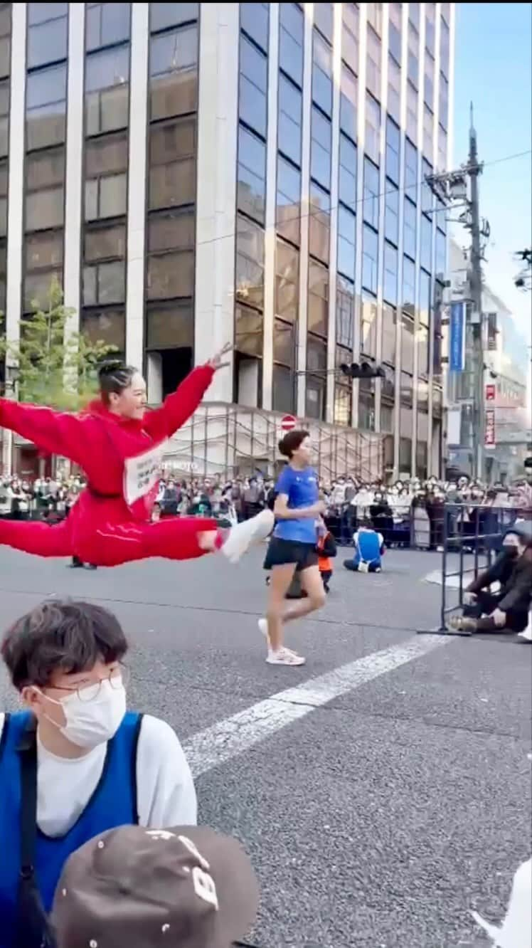 松浦景子のインスタグラム：「シュールすぎるw  今田耕司さんが「バレエ！バレエ！」って叫んでくださっていました😂  スポーツ選手チームと芸人チームで楽しいリレー対決でした✨❤️  #バレエ大好き #バレエ  #吉本新喜劇 #新喜劇 #バレリーナ #バレエダンサー #松浦景子 #けっけちゃんねる #バレエあるある #バレエ女子 #バレエレッスン #グランジュテ #ソデシャ #競歩 #バレリーナ芸人 #バレエ芸人 #クラシックバレエ #リレー #リレーマラソン  #ballet #ballerina #balletdancer #balletdancers #balletlife #balletlovers #balletlove #balletpost #balletworld」