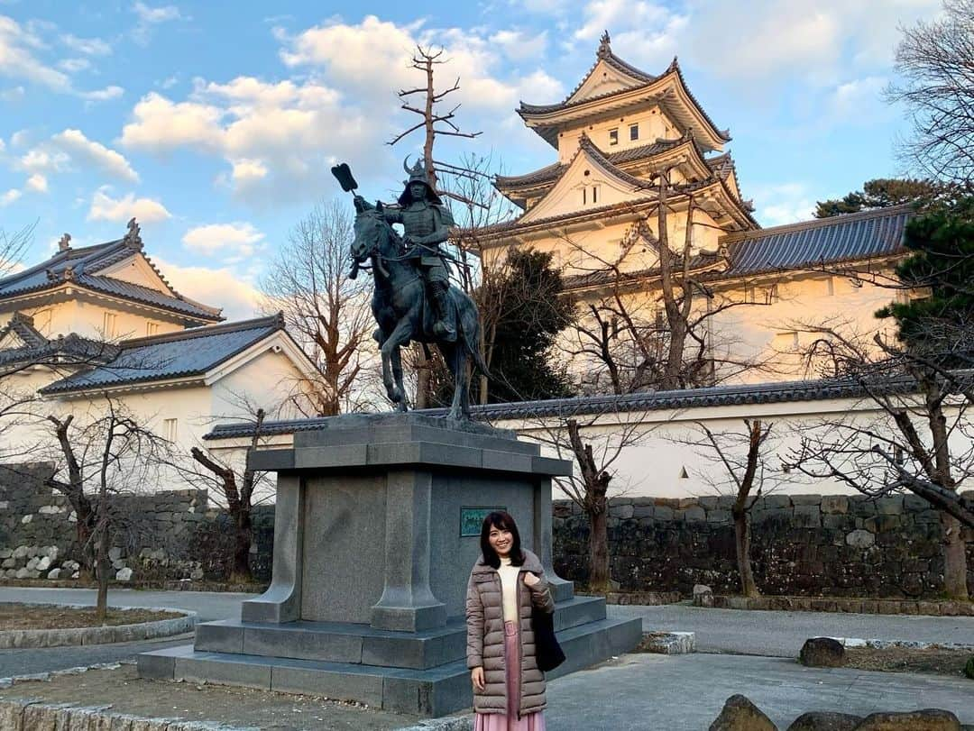 久保井朝美のインスタグラム：「🏯 今夜はいよいよ 天下分け目の関ヶ原⚔️  もし大垣城で 戦になっていたら…  籠城戦で長引いた🤔？ 水攻めしようとしていた🤔？  色々妄想するのが楽しい✨  そして 大垣城の石垣には 化石がいっぱいです🪨  2枚目はウミユリ 3枚目はフズリナ  海底が隆起してできた 金生山の石灰岩が 石垣に使われています☺️  2億5000万年前の 化石に出会えるお城❣️  ワクワク🤩🤩🤩  #どうする家康 #大垣城 #岐阜県大垣市 #関ヶ原の戦い #日本の城 #お城好きな人と繋がりたい #japanesecastle #久保井朝美 #城ガール #城めぐり #化石 #ウミユリ #フズリナ」