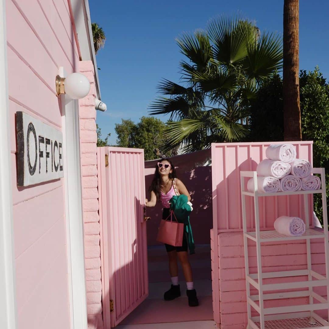 古畑星夏さんのインスタグラム写真 - (古畑星夏Instagram)「⠀ ここのホテル全部ピンクと可愛い物しかなかった🥰🩷🩷🩷  みんなでお揃いのハートのサングラスGET🥰✌️  #la#parmsprings#trixiemattel」11月12日 18時10分 - starandsummer