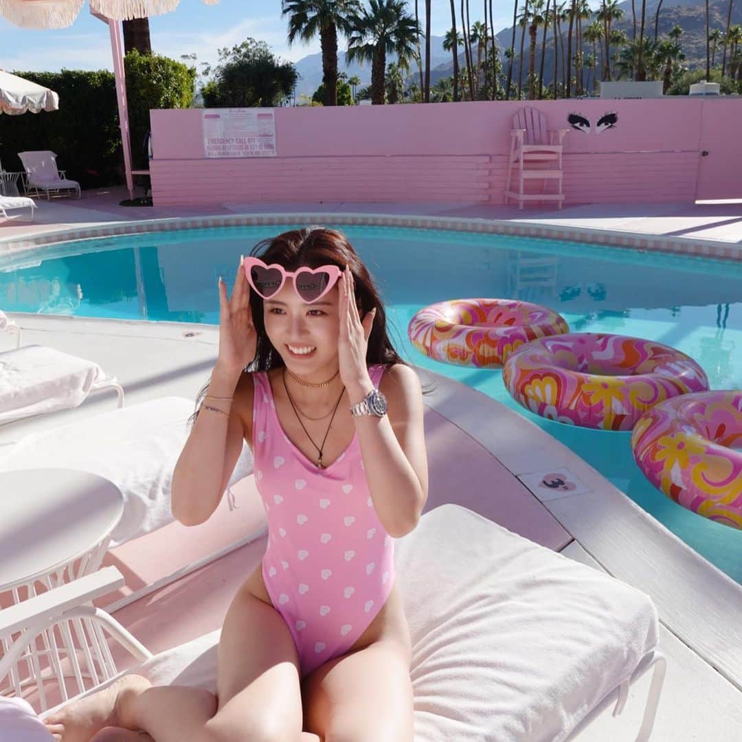 古畑星夏さんのインスタグラム写真 - (古畑星夏Instagram)「⠀ ここのホテル全部ピンクと可愛い物しかなかった🥰🩷🩷🩷  みんなでお揃いのハートのサングラスGET🥰✌️  #la#parmsprings#trixiemattel」11月12日 18時10分 - starandsummer
