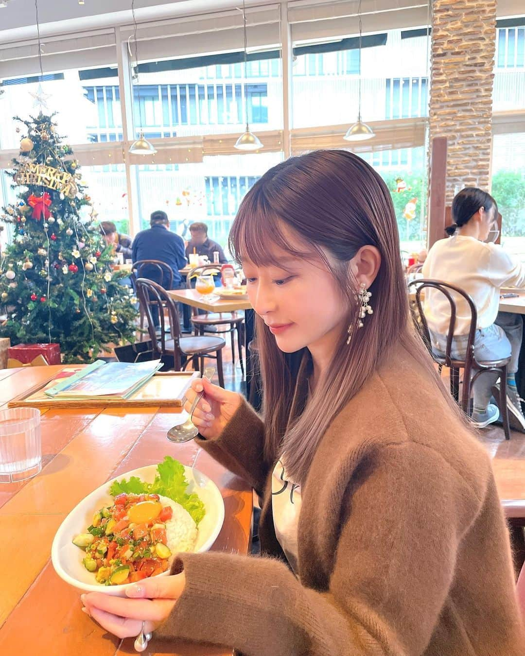 maari watanabe(まありん)さんのインスタグラム写真 - (maari watanabe(まありん)Instagram)「@eggsnthings_jp  エッグスシングスのチキンが美味しすぎてついつい頼んでしまう…🥰 空間が広々してて大好き…❤️ハワイ気分🌺  寒くなってきて、ようやく… @anuans.official のラクーンブレンドノーカラーニットジャケット着れた🤍とっても温かくて着心地良い〜🍂⛄️ @patou のTシャツにニットジャケットはちょい寒いけど🥶  #anuans  #高見えコーデ #30代コーデ」11月12日 18時14分 - manyo_wt