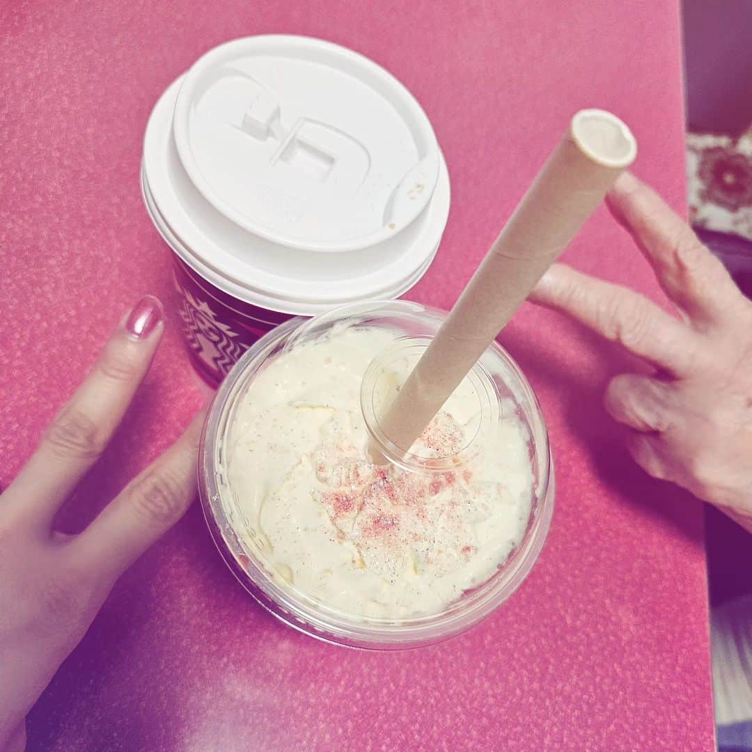 東山奈央のインスタグラム：「今日はすんごーく寒いですね！！  そんな今日は、大好きなおばあちゃんのお家でお茶をしました！ スタバの期間限定のイチゴドリンクたちを買っていきました😍 おばあちゃんとても気に入ったそうです🍓  おばあちゃんはとても気遣い屋さんなので、 ドリンクのお返しをしないとと思ったのか、柿ピーとカルシウムせんべいを勧めてくれて！😂😂  スタバとの組み合わせがちょっと……笑 でもかわいすぎる……😂  ほんとおばあちゃん大好き😍 寒いけど心はぽかぽか！」
