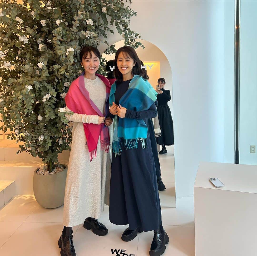 前田ゆかさんのインスタグラム写真 - (前田ゆかInstagram)「一気に寒くなりましたねー❄️  本格的にマフラーの季節になりました❗️ ますますカシミヤマフラーが手放せません〜  無染色のナチュラルカラーは簡単に巻くだけで雰囲気を作ってくれて、さっとストールにもなるからお気に入り✨  お顔周りが明るくなって「巻くレフ板効果🤍」  キレイに見える効果が起こります♪  先日はみんなで巻いてみましたら色鮮やか🤍🧡🩷🩵🖤  どの色も巻いてみるとカラーの配色が上品で  冬のコーディネートをパッと明るくしてくれます。  私は今年初めて手に取りましたが カシミヤのあまりの心地よさに、とろけました☺️  贈り物にも高品質の洗えるカシミヤの温かさと 肌触りをぜひ実感してください✨  いよいよ 今夜13日0時から @orikagram  織香ちゃんプロデュースの 洗えるカシミヤマフラー100%が 特別価格で登場です👏 @qvc_japan  この機会にぜひチェックです❗️  #洗えるカシミヤマフラー #qvc #織香プロデュース #pr」11月12日 18時15分 - maeyuka