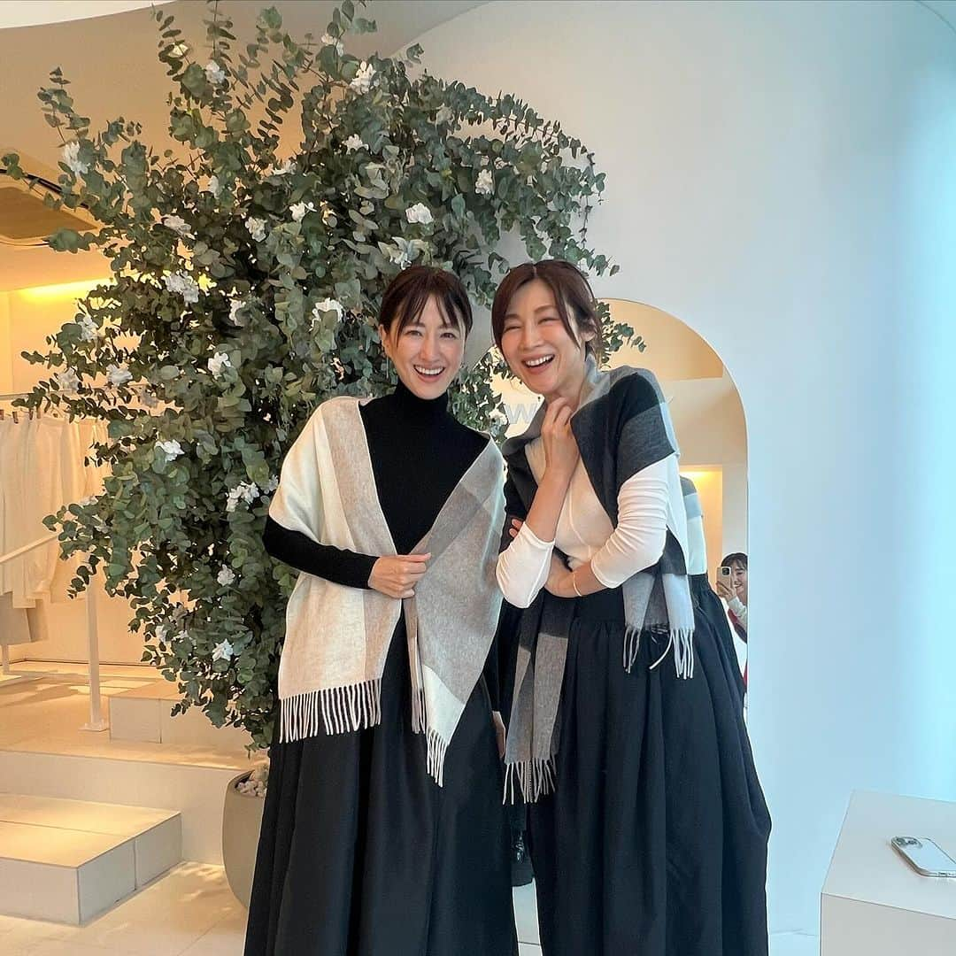 前田ゆかのインスタグラム：「一気に寒くなりましたねー❄️  本格的にマフラーの季節になりました❗️ ますますカシミヤマフラーが手放せません〜  無染色のナチュラルカラーは簡単に巻くだけで雰囲気を作ってくれて、さっとストールにもなるからお気に入り✨  お顔周りが明るくなって「巻くレフ板効果🤍」  キレイに見える効果が起こります♪  先日はみんなで巻いてみましたら色鮮やか🤍🧡🩷🩵🖤  どの色も巻いてみるとカラーの配色が上品で  冬のコーディネートをパッと明るくしてくれます。  私は今年初めて手に取りましたが カシミヤのあまりの心地よさに、とろけました☺️  贈り物にも高品質の洗えるカシミヤの温かさと 肌触りをぜひ実感してください✨  いよいよ 今夜13日0時から @orikagram  織香ちゃんプロデュースの 洗えるカシミヤマフラー100%が 特別価格で登場です👏 @qvc_japan  この機会にぜひチェックです❗️  #洗えるカシミヤマフラー #qvc #織香プロデュース #pr」