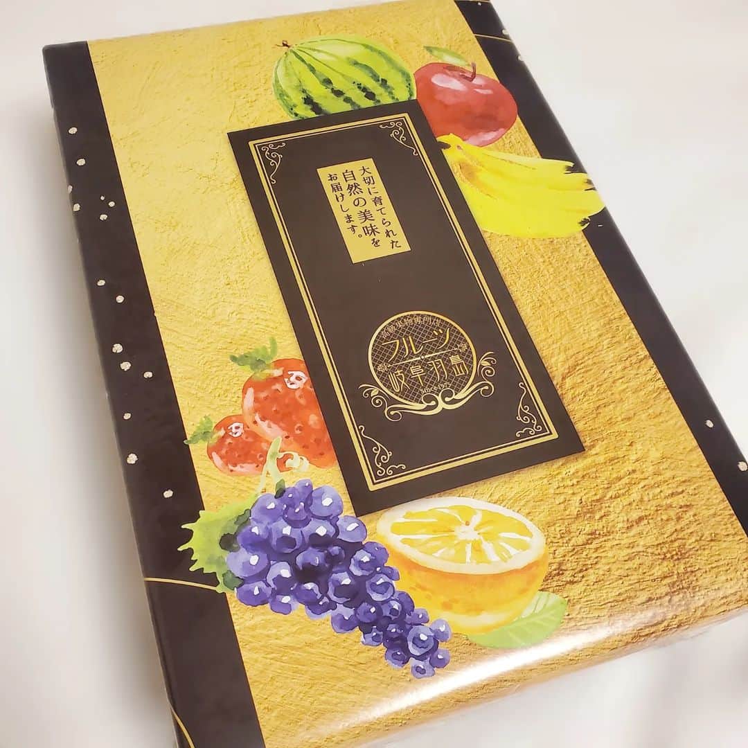 池田夏希さんのインスタグラム写真 - (池田夏希Instagram)「岐阜県産の高級ブランド柿『天下富舞』( @taisei.goto.fruits.gifuhashima )が届いたので早速おやつにいただきました♡ . 最高ランクの柿で、2022年には過去最高額の2個80万円で取引されたブランド柿なんです😍 こんな高級な柿は初めて食べたけど、とても甘くて食感はサクサクした感じで美味しすぎました✨ そのまま食べたけど、白和えにしたりカプレーゼにしたりしても楽しめそうだからもう1つはアレンジして食べたいと思います😋 果物も季節のものを食べれるのって幸せ💕 . #柿 #高級ブランド柿 #天下富舞 PR #岐阜県産 #フルーツ岐阜羽島 #岐阜グルメ #岐阜スイーツ #果物専門店 #フルーツギフト #おうち時間 #甘くて美味しい #フルーツ大好き #季節の果物 #persimmon #fruit #fruitgift #fruitlover」11月12日 18時16分 - natsukiikeda624
