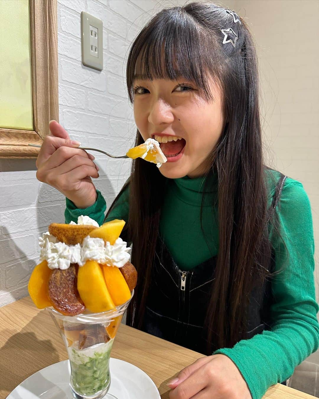 豊川亜咲のインスタグラム：「🍊🧡 . 柿パフェ🍨  #秋#パフェ #カキパフェ」