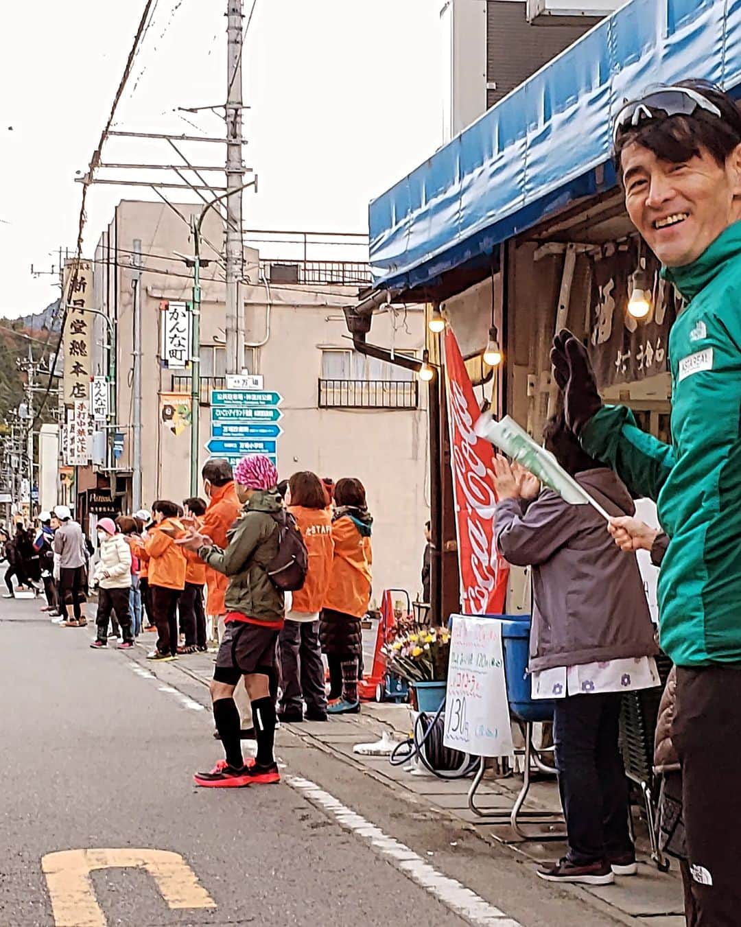 鏑木毅さんのインスタグラム写真 - (鏑木毅Instagram)「十分な準備が出来ればレース当日は私も皆さん同様に全力で楽しむだけです。 時間をうまく使って できる限り 多くの選手 できる限り多くの 回数を 皆さんに出会い応援することに全力を尽くしました。 この小さな 山里に 全国から 大勢の皆さんにおいで頂くなんて本当に奇跡のようなこと…。 そしてサラリーマン時代に こんな素敵なふかふかのトレイルのコースで 大会ができればなぁなんて夢が、こうして叶ったのも奇跡のようなこと。 一瞬 奇跡だと思うけど、 多くの皆さんが 確信的な思いを持ち 動き続けたからこそ 夢が現実となりました。 15回目の神流マウンテンラン&ウォ-クも 大勢の皆さんの手助けにより 無事に 終えることができました。 全国にはたくさんのトレイルランニング大会がありますが、 この大会全体が醸し出す温かみは唯一無二のものだと思います。今年も本当にありがとうございました！ #トレイルランニング #神流マウンテンランアンドウォーク #神流町 #神流トレイル #trailrunning #thenorthfacejapan #tnfjp #ザノースフェイス #thenorthfaceathlete #goldwin #gontex #アスタビータスポーツ #essサングラス #トレイルランニングレース」11月12日 18時17分 - tsuyoshikaburaki