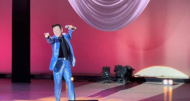 北川大介のインスタグラム：「こんばんは^_^ 宮崎県日南市文化センターにて青木美保先輩とジョイントコンサートでした。 宮崎は四年ぶりでしたがその時のたくさんのお客様が出迎えて下さりただいま〜って挨拶させて頂きました。主催の砥石さん、スタッフのみなさんに感謝でいっぱいです。 楽しい企画の内容で会場が一つになれ盛り上がりました。 みなさんありがとうございました。 甲子園１６回出場校の日南学園高校にも立ち寄ってYouTube撮影出来ました。 １１５校目。」