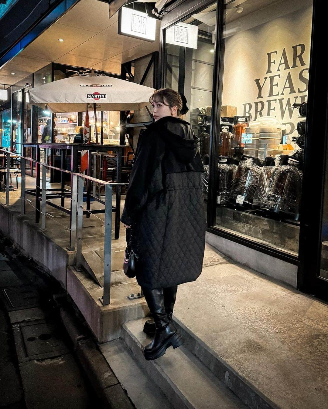 峯りあなのインスタグラム：「RASWのキルティングドロスコートでブラック×ブルーコーデ🐈‍⬛🫐  昨日からめちゃくちゃ寒いから連日着てるよ☃️ 163cmでLを着用しております🕺  RASW公式サイト・楽天店舗で、11/7（火）10：00～11/16（木）16:59までポイント10倍のアウターフェア実施中なんだって😳  みんな風邪ひかないようにね～！  @rasw_official   #PR #ラス #rasw #コート #コートコーデ #キルティングコート」