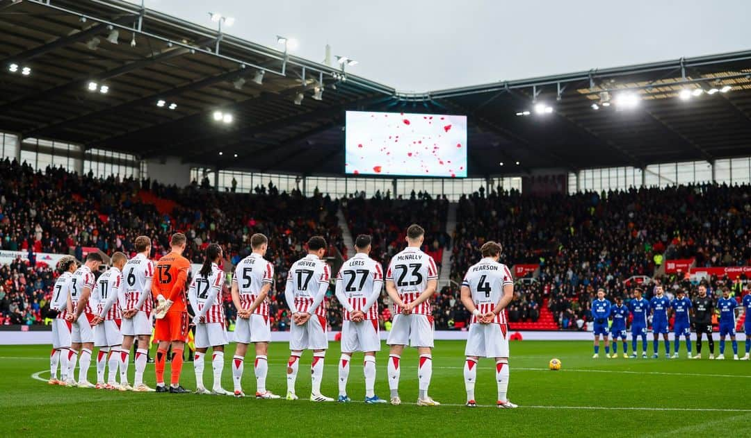 ストーク・シティFCさんのインスタグラム写真 - (ストーク・シティFCInstagram)「Lest we forget.  #StokeCity #SCFC #remembrancesunday」11月12日 18時19分 - stokecity