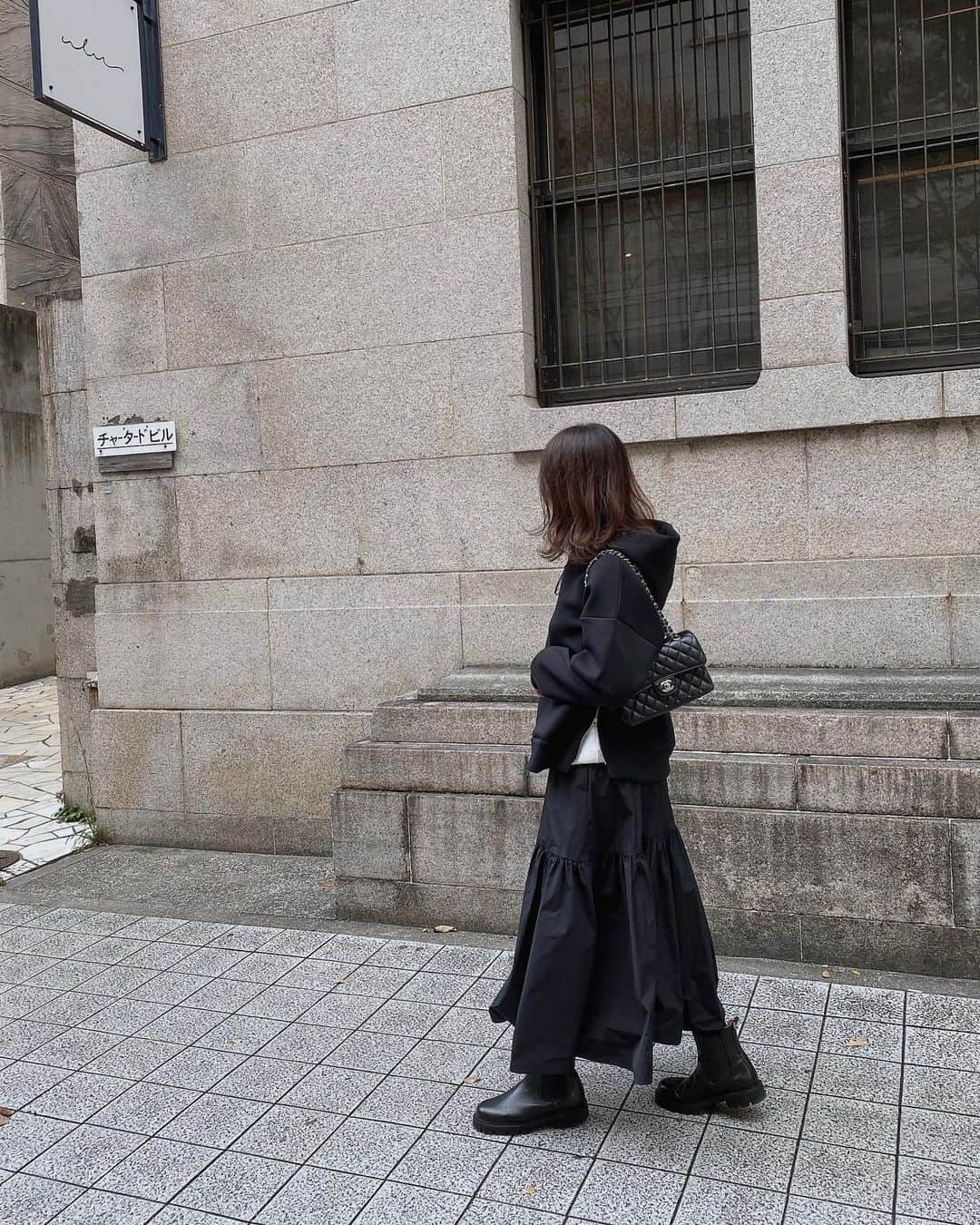 eri.khtnのインスタグラム：「・ フーディとふんわりスカート☺︎  tops #damefrank  skirt #plage shoes #caminando bag #chanel  #大人カジュアル#スカートコーデ#ブラックコーデ#chanelbag  #ダムフランク#damefrank_styling#pr」