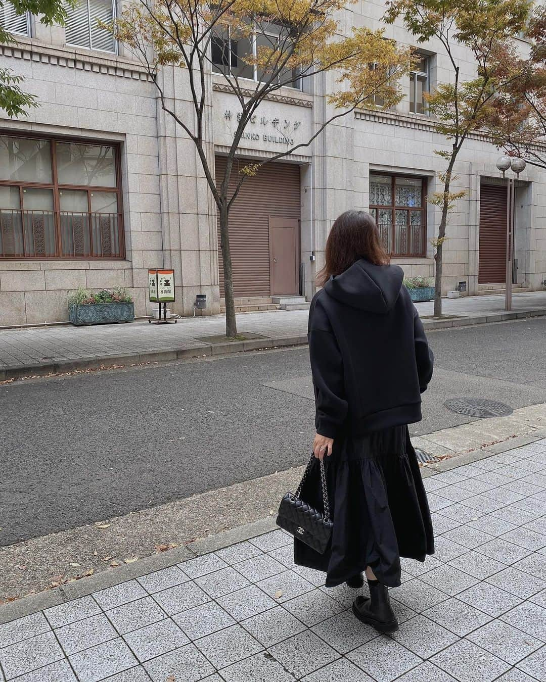 eri.khtnさんのインスタグラム写真 - (eri.khtnInstagram)「・ フーディとふんわりスカート☺︎  tops #damefrank  skirt #plage shoes #caminando bag #chanel  #大人カジュアル#スカートコーデ#ブラックコーデ#chanelbag  #ダムフランク#damefrank_styling#pr」11月12日 18時28分 - eri.khtn