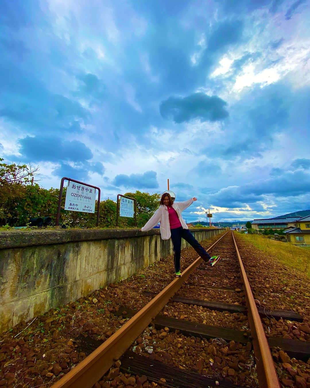 エマ中岡優姫のインスタグラム：「廃線になった線路の上を🛤️歩く😊 今日は尾関山駅にて 楽しいことに 参加してきたよ😚🥳 今日は遊び疲れたので また後日upするよん🥰 三次市盛り上がってこー🥰 筋肉痛の中、子供達と本気で鬼ごっこw なかなかキツイw ミラサカコーヒーでひとやすみして 図書館に行って1時間くらい まったり本についてとか 話してた🤭 楽しかった〜！ 今日は20時にはもう寝たいと思います。w 今お風呂でまったり中🛁 てか田舎暮らしって 最高だわぁ🎉 #田舎  #線路  #廃線」