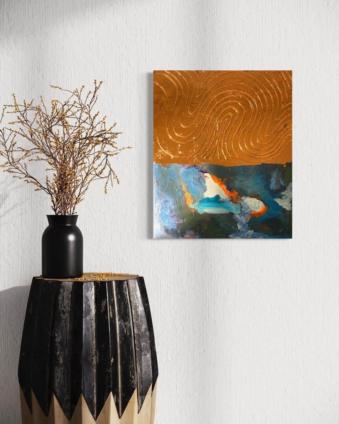大社カリンのインスタグラム：「Dawn  2023 610 × 500mm acrylic,coper leaf,wood glue on canvas.  SOLD OUT.  ------------------  こちらはROLF BENZ青山店での展示の際に。 銅箔部分は社会性を含んだ姿、 絵の具の描画部分は鑑賞者の中にある 期待、希望、怒り、等さまざまな心を映しだす。 この作品のシリーズは鑑賞者に鏡として目の前に存在し続け 日々に寄り添うもので在りたいという思いを込めてます。」