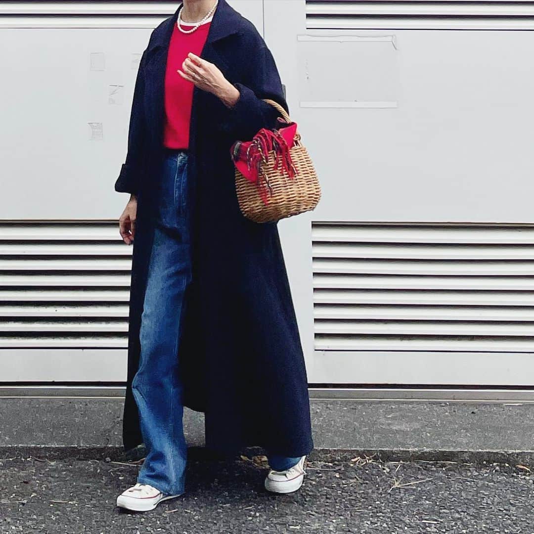 canariaのインスタグラム：「_  急に寒くてびっくり、 赤、紺、白の トリコロールカラー。  tops #zara denim #healthydenim  coat #uniqlo  t-shirt #canaria_style shoes #converse  bag #gomyomarche  necklace #canariaaccessory   #アラフィフファッション #50代ファッション #デニムスタイル #大人カジュアル #canariacoordinates」
