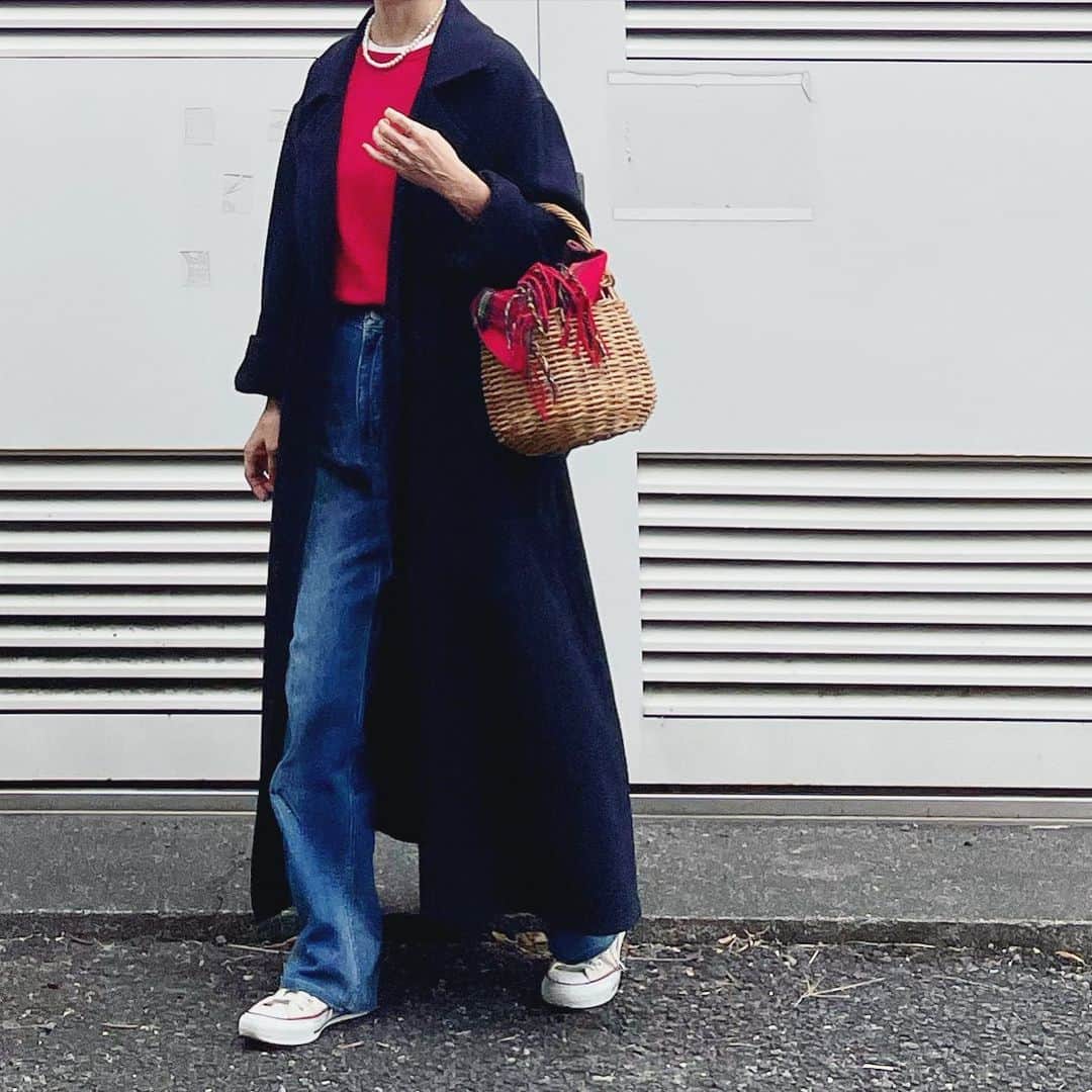 のインスタグラム：「_  急に寒くてびっくり、 赤、紺、白の トリコロールカラー。  tops #zara denim #healthydenim  coat #uniqlo  t-shirt #canaria_style shoes #converse  bag #gomyomarche  necklace #canariaaccessory   #アラフィフファッション #50代ファッション #デニムスタイル #大人カジュアル #canariacoordinates」