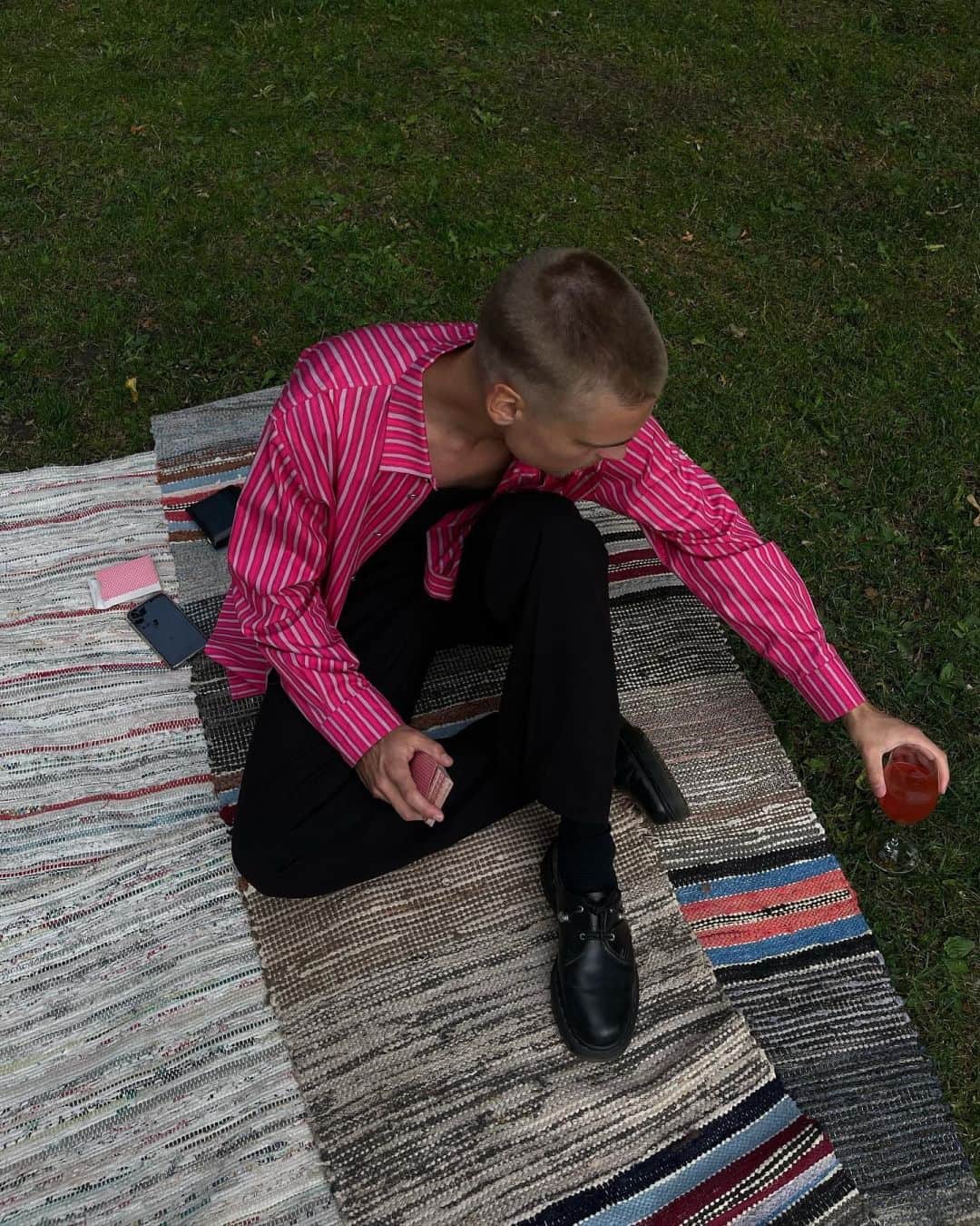 Marimekko Japanのインスタグラム：「ヨカポイカ・シャツは、キオスキ・コレクションの中でも最も愛されている定番的アイテムのひとつ。あなたのお気に入りのJokapoikaカラーはどれ？  あなたのヨカポイカのスタイリングを @marimekkojapan をタグ付けしてシェアしてくださいね！  #marimekko #marimekkofw23 #マリメッコ #マリメッコ愛 #北欧デザイン #フィンランド #フィンランドデザイン」