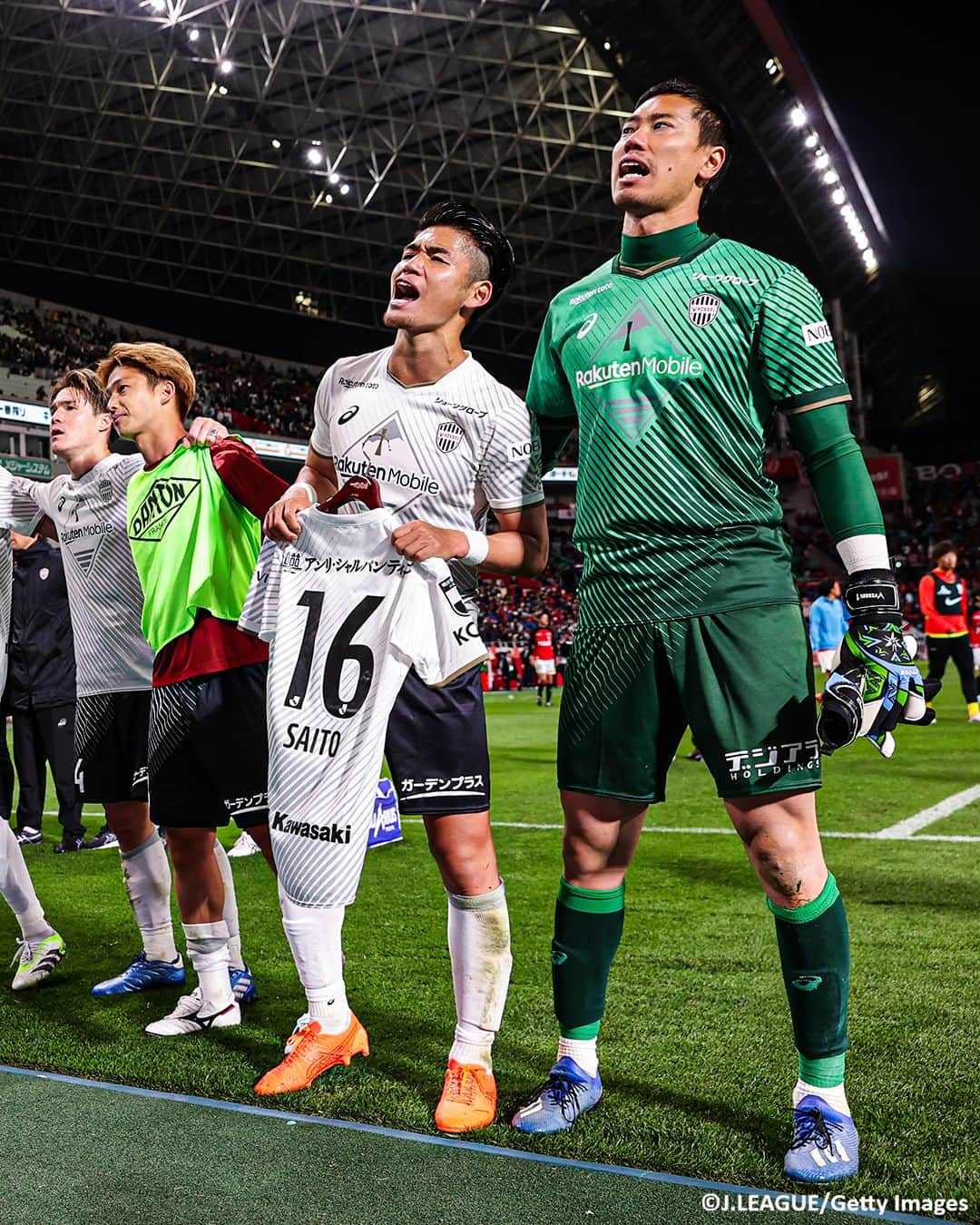 Goal Japanさんのインスタグラム写真 - (Goal JapanInstagram)「⚪️ 初優勝へ #ヴィッセル神戸 が劇的勝利！🔥 終了間際 90+6分の #大迫勇也 の決勝ゴールで浦和レッズに2-1で競り勝った首位 神戸。 この日、セレッソ大阪に勝利した2位 横浜F・マリノスとの勝点差「2」をキープしたまま、J1リーグは残り2節に。(Photo: J.LEAGUE / Getty Images)  #soccer #football #meijiyasudaseimeijleague #jleague #visselkobe #vissel #サッカー #フットボール #明治安田生命Jリーグ #Jリーグ #ヴィッセル #⚽」11月12日 18時25分 - goaljapan