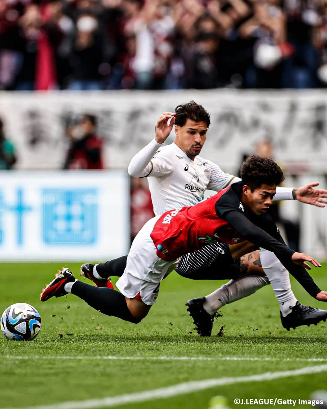 Goal Japanさんのインスタグラム写真 - (Goal JapanInstagram)「⚪️ 初優勝へ #ヴィッセル神戸 が劇的勝利！🔥 終了間際 90+6分の #大迫勇也 の決勝ゴールで浦和レッズに2-1で競り勝った首位 神戸。 この日、セレッソ大阪に勝利した2位 横浜F・マリノスとの勝点差「2」をキープしたまま、J1リーグは残り2節に。(Photo: J.LEAGUE / Getty Images)  #soccer #football #meijiyasudaseimeijleague #jleague #visselkobe #vissel #サッカー #フットボール #明治安田生命Jリーグ #Jリーグ #ヴィッセル #⚽」11月12日 18時25分 - goaljapan