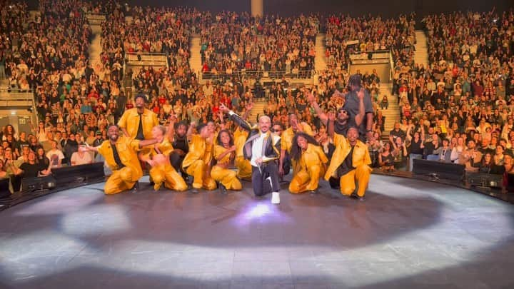 エム・ポコラのインスタグラム：「À défaut d’avoir pu célébrer pendant la cérémonie, à Rouen hier soir on a célébré notre titre de « meilleure tournée de l’année » sur scène comme il se doit avec le seul VRAI BOSS de ce métier. LE PUBLIC. « On a ramené la coupe à la maison, 20 ans après toujours champions » .  Une pensée pour les dizaines de milliers de personnes qui ont voté pendant un mois, qui ont attendu 3:30 devant leur TV pour connaître le résultat et qui l’ont découvert dans le générique de fin de cérémonie . 🫶🏼 MERCI à vous, on est ensemble, ça ne bougera JAMAIS.」