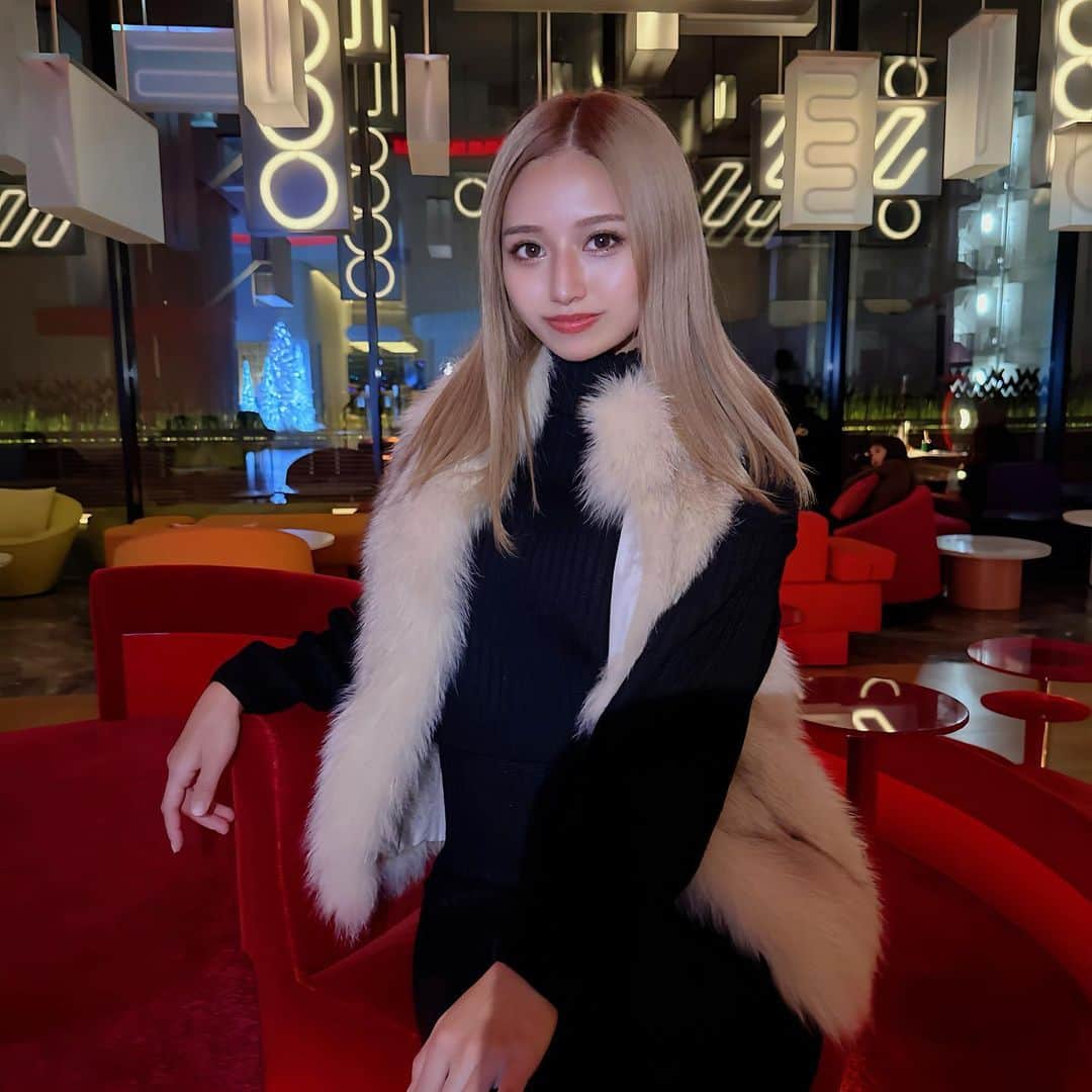 なーちゃんのインスタグラム：「・ ずっと行ってみたかった映えホテル🏨💖 フロントフロアから可愛い😍 ・ エレベーターの中もピンクに光ってBLACKPINKの気分になれたし、相方ちゃんとはしゃいで楽しかったよ😆@iamrisa1002 ・ ・ ・ #wosaka #ホテル #大阪ホテル #映えスポット #大阪観光」
