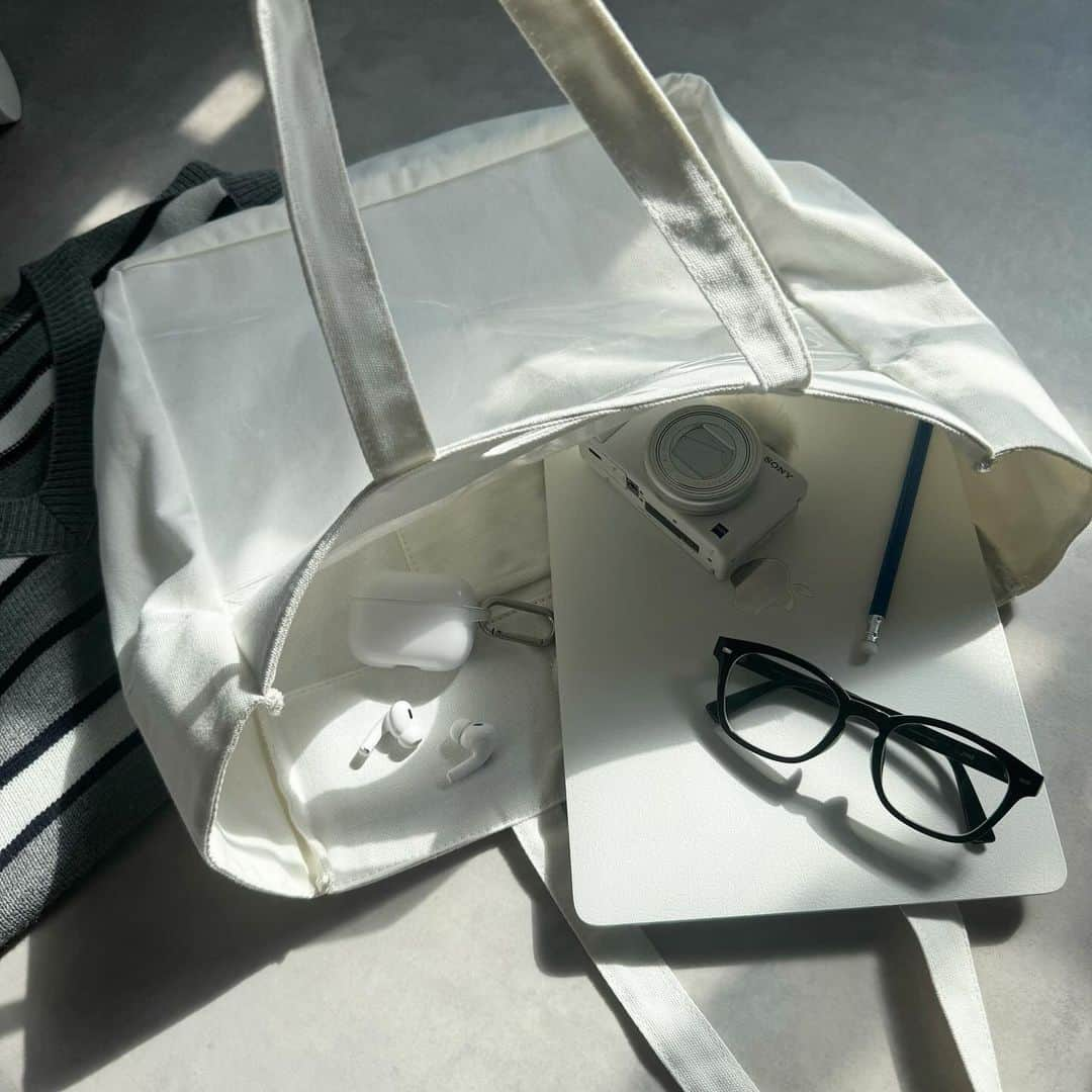 pikeさんのインスタグラム写真 - (pikeInstagram)「👜 WhiteStudio®︎ 2023 TOTE-BAG   【新商品のお知らせ】  商品名： トートバッグ  発売日： 2023/12/22 Fri. 20:00-  販売価格： ¥4,900（送料・税込）  製品仕様： サイズ-W:360mm H:590mm D:160mm 素材-キャンパス生地・透明ビニール  色-ホワイト  ＋お届け時にはメッセージカードも付属します。  いつもご愛顧いただき誠にありがとうございます。 新商品の仕上がりは最高で、数に限りがあります。 ぜひ楽しみにお待ちください！  #whitestudio#totebag」11月12日 18時28分 - pike_youtube