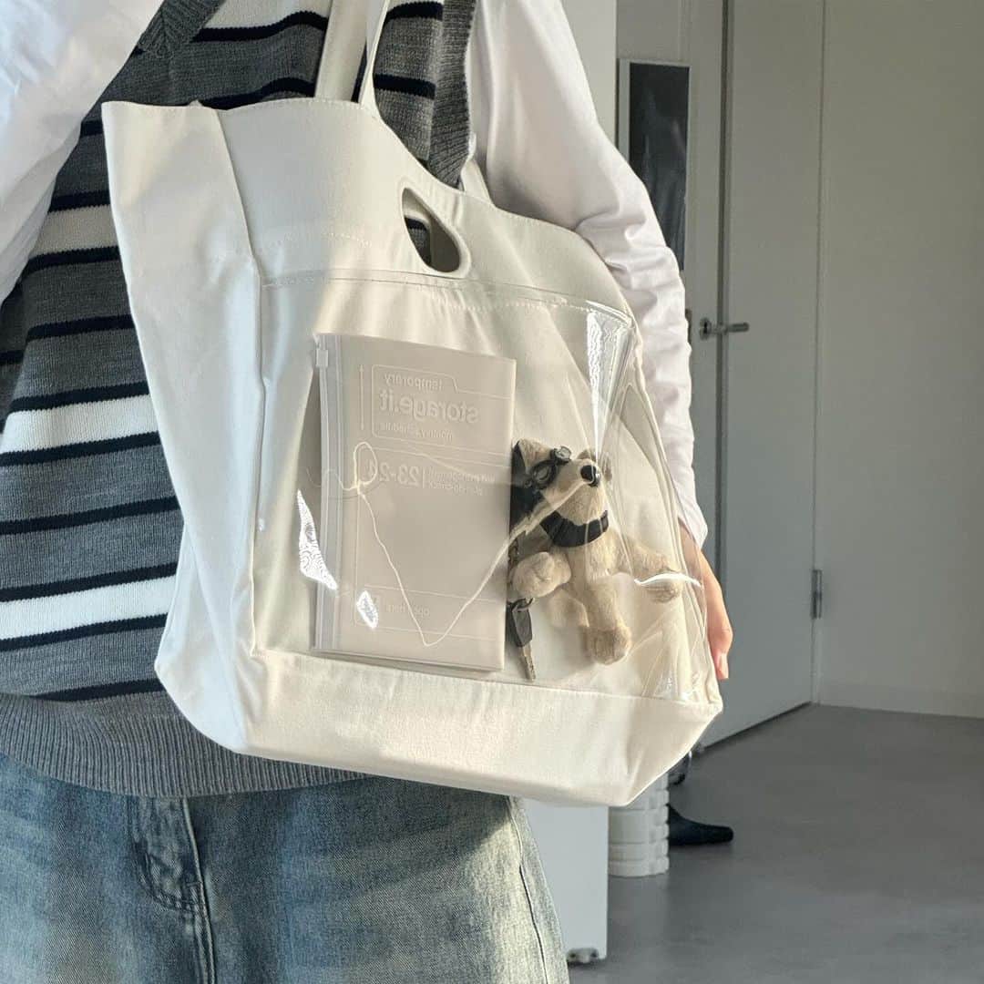 pikeのインスタグラム：「👜 WhiteStudio®︎ 2023 TOTE-BAG   【新商品のお知らせ】  商品名： トートバッグ  発売日： 2023/12/22 Fri. 20:00-  販売価格： ¥4,900（送料・税込）  製品仕様： サイズ-W:360mm H:590mm D:160mm 素材-キャンパス生地・透明ビニール  色-ホワイト  ＋お届け時にはメッセージカードも付属します。  いつもご愛顧いただき誠にありがとうございます。 新商品の仕上がりは最高で、数に限りがあります。 ぜひ楽しみにお待ちください！  #whitestudio#totebag」