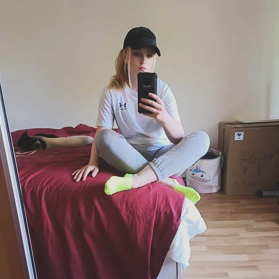 Saiのインスタグラム：「I know ive been absent lately but i promise you its for a good cause 🙏 im working out a LOT  .    The first steps are the hardest ones ! i promise you 💞  .  Working out is the best thing that happened to me after the pandemic hit.  Let's go! 💪   . . #workout #basicfit #healthgoal」