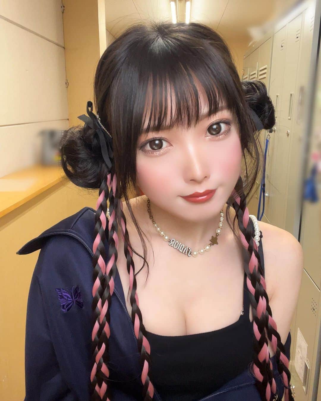 山吹りょうのインスタグラム：「おだんごさん🍡  #cosplayer #gravure #guitarist #お団子 #三つ編み #needles」