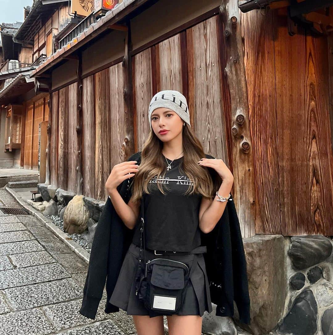 MINAMIのインスタグラム：「. お友達と京都に行った時の✨✨ 沢山食べて楽しかったな〜😊🌿  ビーニー Tシャツ バックはマーティンキム その他、お洋服はタグ付けしてるから見てね♪♪  #instagood  #likeforlike #l4l  #tripstagram  #インスタ映え  #traveler #旅行  #ハーフモデル  #海外旅行好きな人と繋がりたい  #女子旅 #instatravel #海外旅行 #ビジョビ #タビジョ #kyotojapan #kyotogram #京都グルメ #京都観光 #国内旅行 #関西グルメ #zara #ザラジョ #韓国ファッション #ストリート系女子 #outfits #コーディネート」