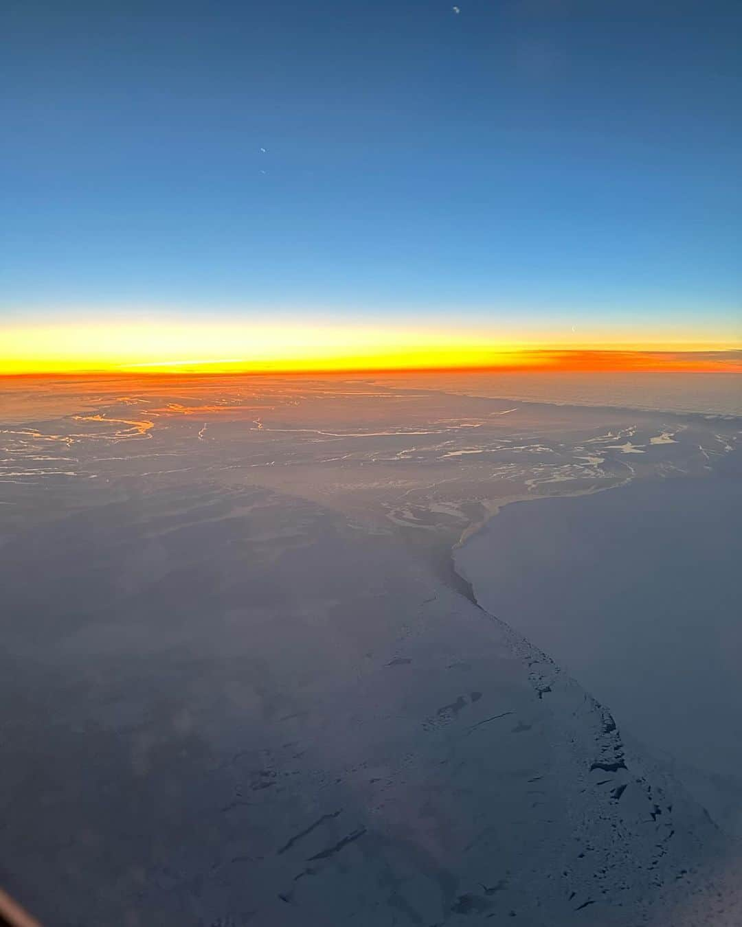 マッシモ・ジョルジェッティーさんのインスタグラム写真 - (マッシモ・ジョルジェッティーInstagram)「… my first Northern Lights, flying from Tokyo to Frankfurt, over the Beaufort Sea on the Arctic Ocean and then, a wonderful sunrise over the Greenland Sea.  Beautiful end of a beautiful journey… 🤍」11月12日 18時38分 - massimogiorgetti