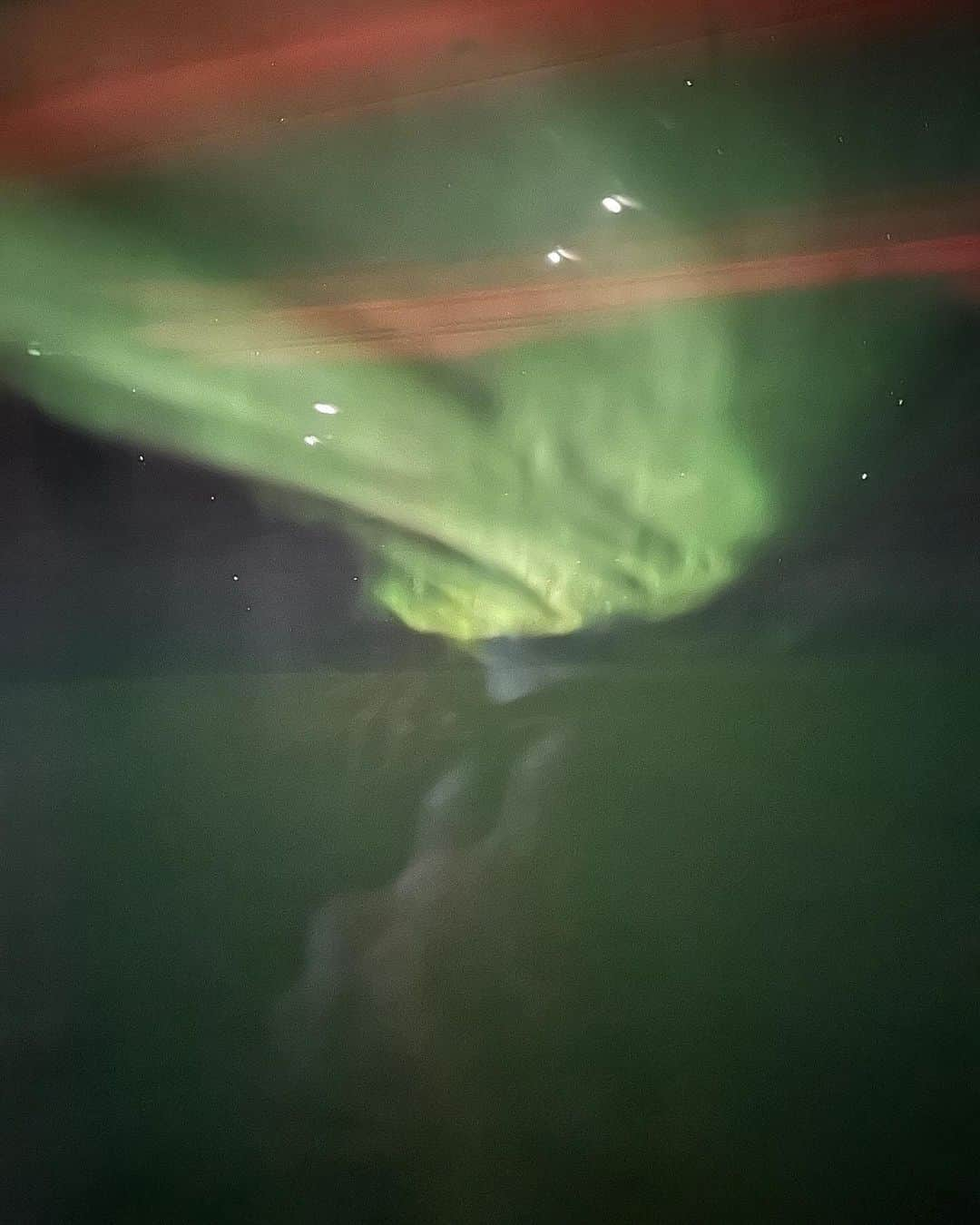 マッシモ・ジョルジェッティーさんのインスタグラム写真 - (マッシモ・ジョルジェッティーInstagram)「… my first Northern Lights, flying from Tokyo to Frankfurt, over the Beaufort Sea on the Arctic Ocean and then, a wonderful sunrise over the Greenland Sea.  Beautiful end of a beautiful journey… 🤍」11月12日 18時38分 - massimogiorgetti