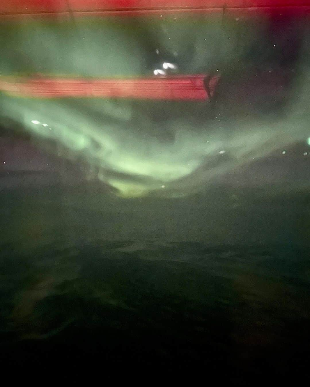 マッシモ・ジョルジェッティーさんのインスタグラム写真 - (マッシモ・ジョルジェッティーInstagram)「… my first Northern Lights, flying from Tokyo to Frankfurt, over the Beaufort Sea on the Arctic Ocean and then, a wonderful sunrise over the Greenland Sea.  Beautiful end of a beautiful journey… 🤍」11月12日 18時38分 - massimogiorgetti