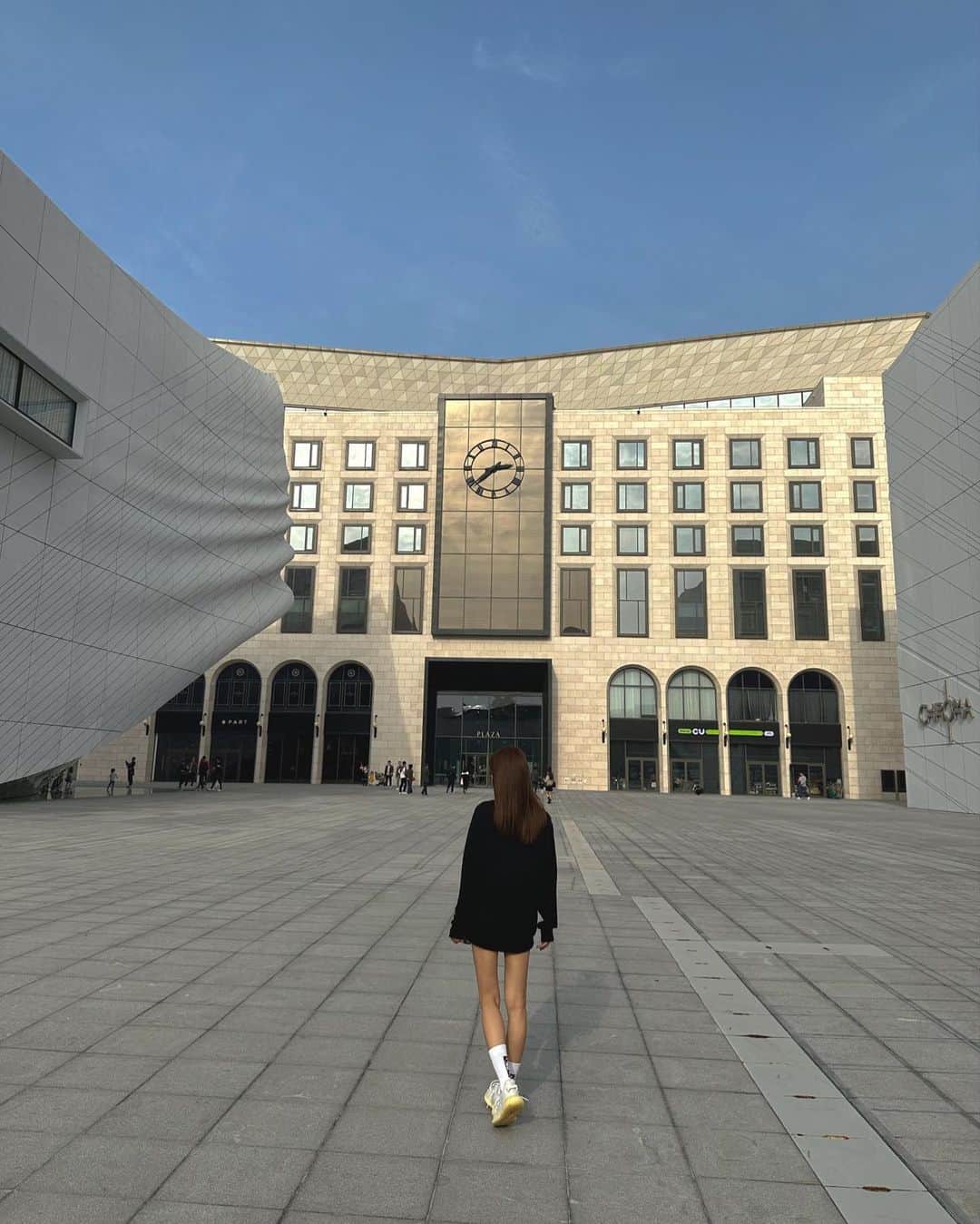 田尻夏樹（なつきんぐ）のインスタグラム：「可愛いカフェにたくさん行って たくさんお話ししたから カジノの時間が少なくなってしまった🥐 　 早く海外でポーカーしたいなー 基本ブラックジャックしてます♣️」