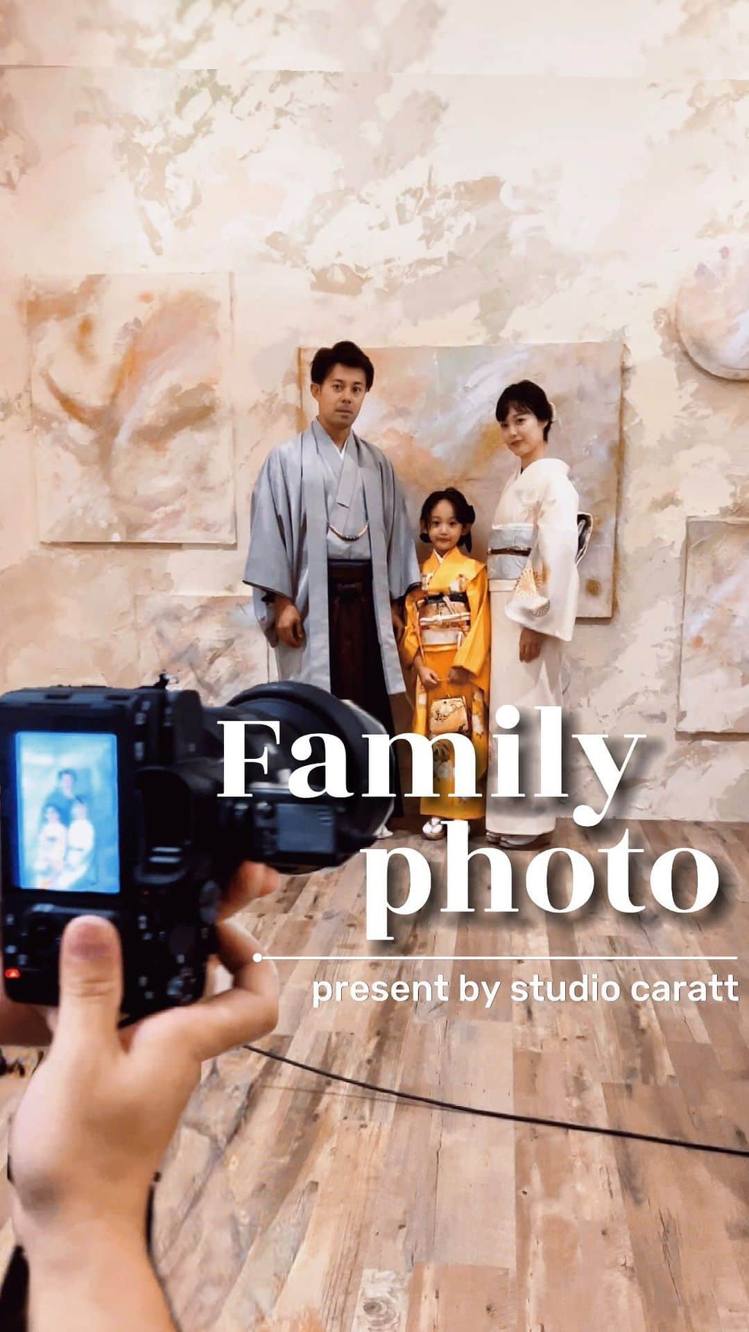 スタジオキャラットのインスタグラム：「〜Family photo〜  今回は美形一家の家族撮影📷  3人揃ってとってもキマっています！ 果たして仕上がり写真は・・・⁉️  スタジオキャラットでは、パパママの着物も種類豊富に取り揃えております💁  カッコいい写真から家族らしい面白写真まで 是非この機会にカタチに残してみてください☺️  #studiocaratt #スタジオキャラット #フォトスタジオ #訪問着 #ママ着物 #パパ着物  ⁡ #記念撮影 #着物レンタル  #家族写真 #女の子  #女の子ママ  ⁡ #ママ着物コーデ #訪問着コーデ #七五三 #卒業式 #着物」
