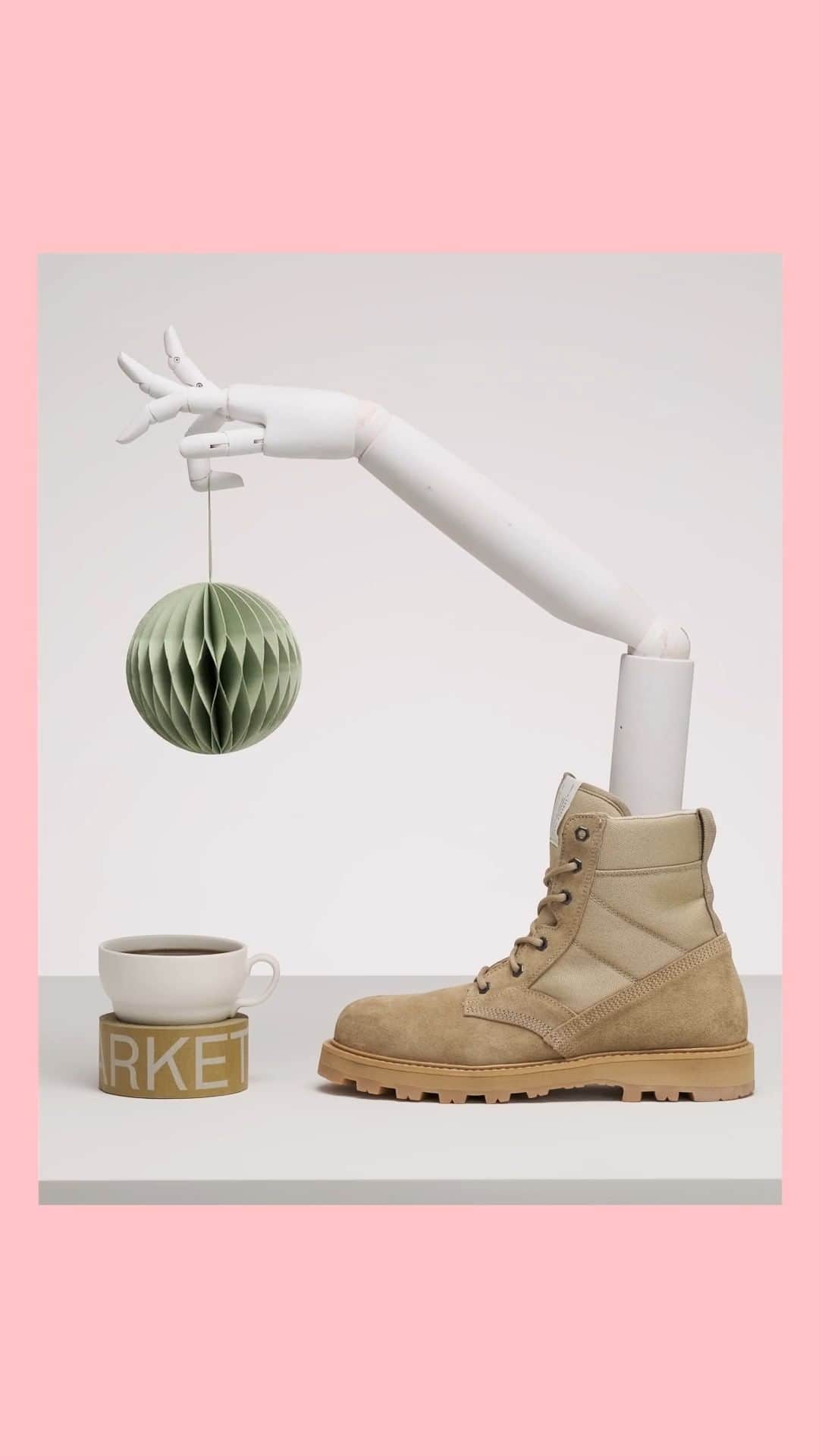 ARKETのインスタグラム：「The ARKET Holiday market, your onestop destination for holiday preparations. Find personal gift ideas and seasonal essentials for women, men, children and the home: link in bio.  - #ARKET」