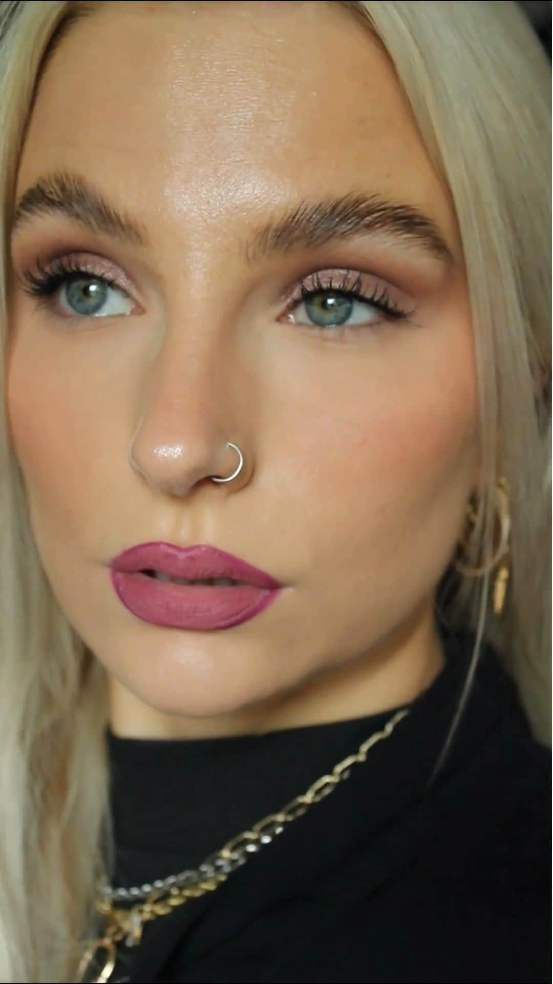 M·A·C Cosmetics Deutschlandのインスタグラム：「We are in love with #BerryLips! 🍇 Heute greifen wir zu knalligen Beerentönen! Unser neuer MAC Locked Kiss 24HR Lipstick sorgt für echte Wow-Lips! @beetotheo  🍇 MAC Locked Kiss Lipstick (Opulence) 🍇 Lipliner (Vino)」