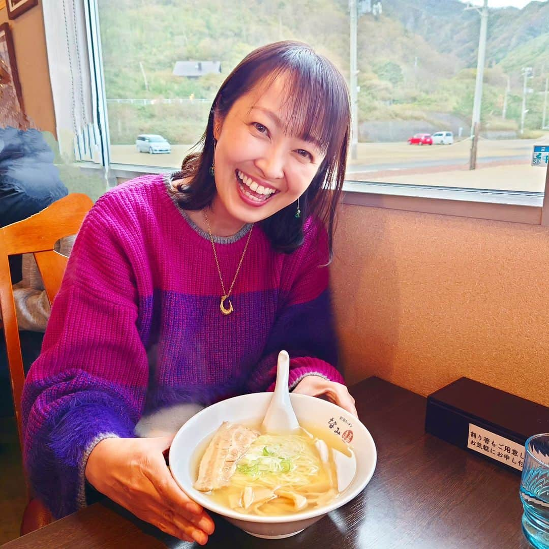 伊勢みずほさんのインスタグラム写真 - (伊勢みずほInstagram)「なみ福であったまってきたよ〜🤤 ラーメンが沁みる季節到来ですね❄ やっぱりむちゃんこ美味しかった。  @niigatanamifuku  10時半前に並んで整理券をもらって、11時のオープンにはもう満席✨そりゃーそうだ。美味しい。おしゃれ。通いたくなる。お店の皆さん感じが良い🥰  オープンさせてくださった難波さん、なみ福ファミリーの皆さん、あらためて感謝感謝です。また行きます🥰  そして弥彦の素敵なカフェalegreさんへ。@alegre_yahiko 里に溶け込むような建築も珈琲もお菓子も、とても好きでした✨  最後は岩室温泉の穂ヶさん。 @iwamuro_onsen_hoho 会いたかった羊のモコ＆チャチャ。 可愛すぎ。まだ一歳なんだって🥰  温泉は言うまでもなく最高でした！ 地元女子旅は大切だ！  #なみ福 #なみ福ラーメン #角田浜 #新潟ラーメン  #alegre #カフェ巡り記録  #弥彦カフェ #岩室温泉　 #越後平野と弥彦連山一望の宿穂々  #ひつじのショーン  #伊勢みずほ #新潟ドライブ」11月12日 18時32分 - isemizuhoo