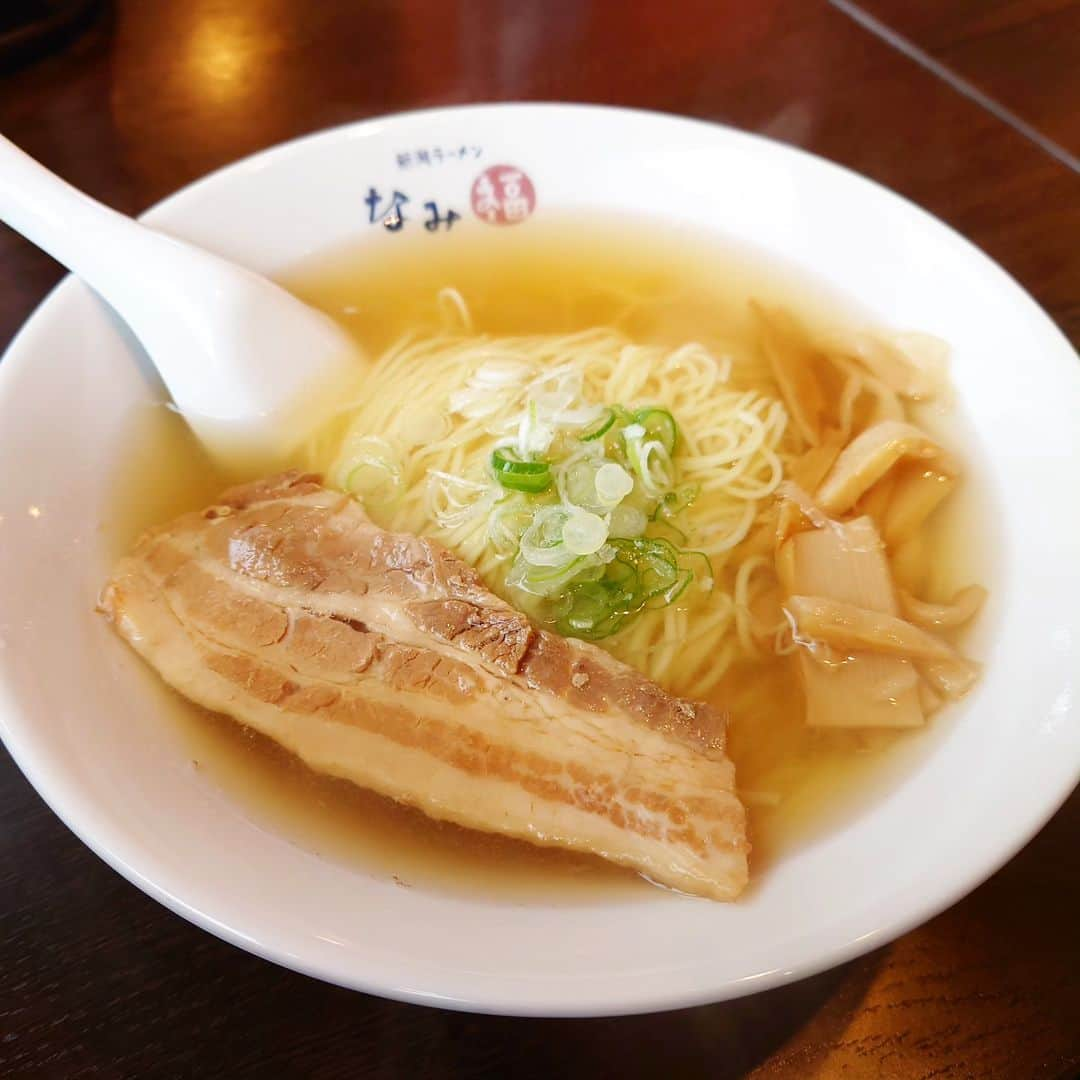 伊勢みずほさんのインスタグラム写真 - (伊勢みずほInstagram)「なみ福であったまってきたよ〜🤤 ラーメンが沁みる季節到来ですね❄ やっぱりむちゃんこ美味しかった。  @niigatanamifuku  10時半前に並んで整理券をもらって、11時のオープンにはもう満席✨そりゃーそうだ。美味しい。おしゃれ。通いたくなる。お店の皆さん感じが良い🥰  オープンさせてくださった難波さん、なみ福ファミリーの皆さん、あらためて感謝感謝です。また行きます🥰  そして弥彦の素敵なカフェalegreさんへ。@alegre_yahiko 里に溶け込むような建築も珈琲もお菓子も、とても好きでした✨  最後は岩室温泉の穂ヶさん。 @iwamuro_onsen_hoho 会いたかった羊のモコ＆チャチャ。 可愛すぎ。まだ一歳なんだって🥰  温泉は言うまでもなく最高でした！ 地元女子旅は大切だ！  #なみ福 #なみ福ラーメン #角田浜 #新潟ラーメン  #alegre #カフェ巡り記録  #弥彦カフェ #岩室温泉　 #越後平野と弥彦連山一望の宿穂々  #ひつじのショーン  #伊勢みずほ #新潟ドライブ」11月12日 18時32分 - isemizuhoo