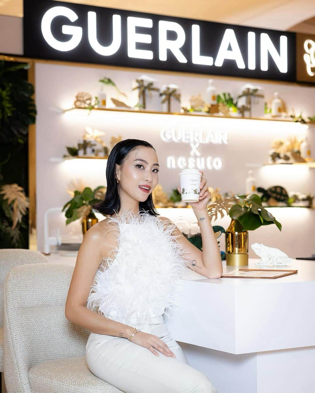 ソニアのインスタグラム：「POV: you have too many people to buy gifts for so you take a break at Guerlain’s café in collab with @dear.nesuto at their Beelieve in Fantasy pop up!! 🐝  If you’re thinking of what to buy for your loved ones, check out their holiday exclusive sets.    You’re gonna be overwhelmed with the holiday spirit when you step into this beautiful space! See you at @ion_orchard and happy shopping! 🎁✨  P.S here’s a personal recommendation! The EAU DE CASHMERE is a perfect scent that can be used on your skin or even your fave items at home! Another fave of mine is the Abeille Royale Advanced Youth Watery Oil - for him or her cos we all want healthy, glowing skin!   @guerlain #ArtetMatiére #Orchidéelmpériale #BeelieveinFantasy」