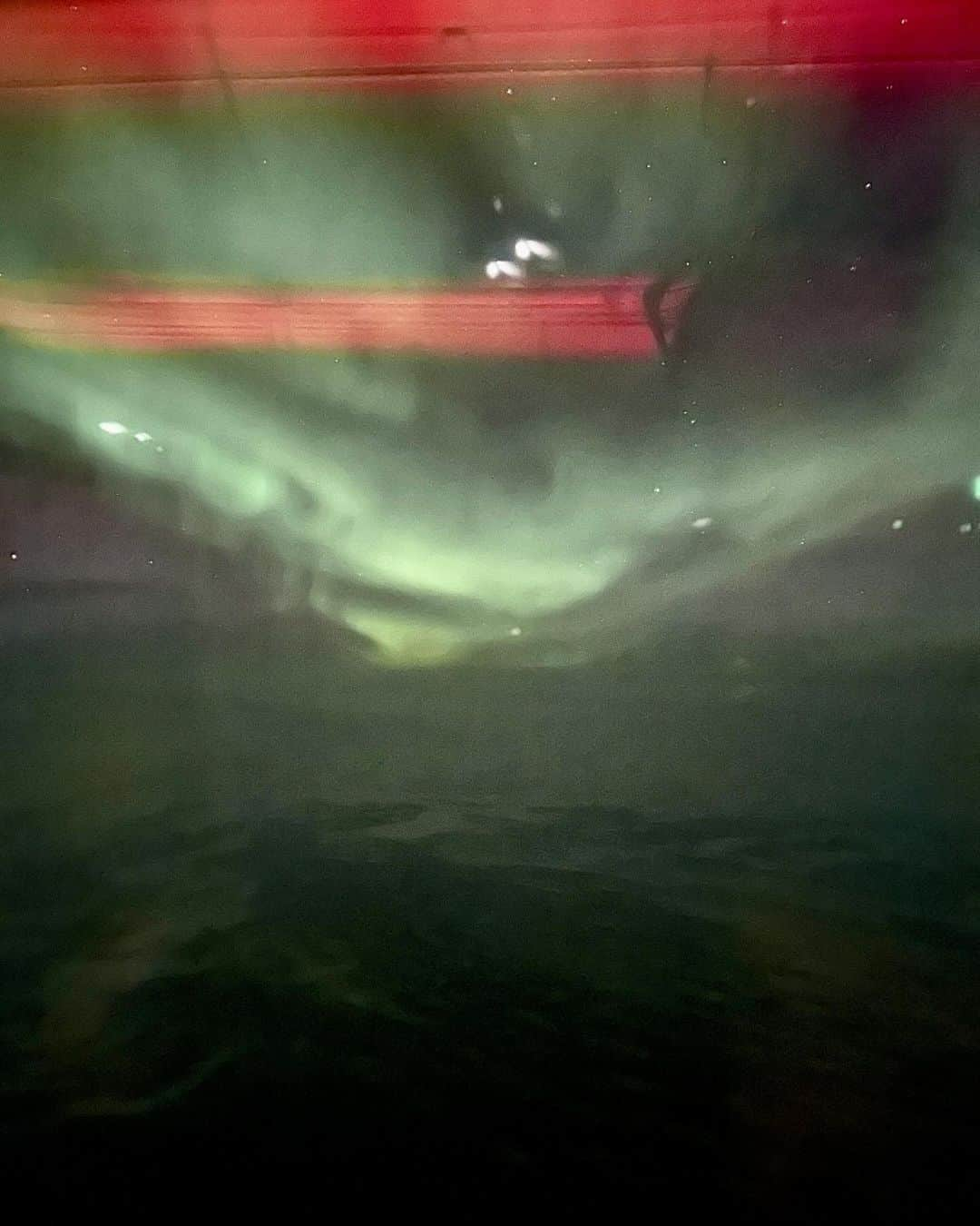 マッシモ・ジョルジェッティーさんのインスタグラム写真 - (マッシモ・ジョルジェッティーInstagram)「… my first Northern Lights, flying from Tokyo to Frankfurt, over the Beaufort Sea on the Arctic Ocean and then, a wonderful sunrise over the Greenland Sea.  Beautiful end of a beautiful journey… 🤍」11月12日 18時35分 - massimogiorgetti