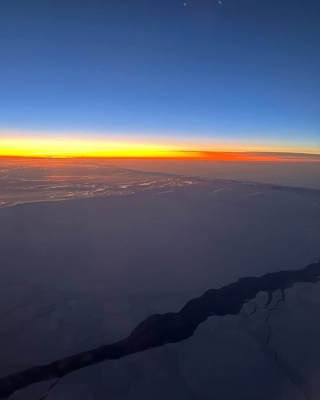 マッシモ・ジョルジェッティーさんのインスタグラム写真 - (マッシモ・ジョルジェッティーInstagram)「… my first Northern Lights, flying from Tokyo to Frankfurt, over the Beaufort Sea on the Arctic Ocean and then, a wonderful sunrise over the Greenland Sea.  Beautiful end of a beautiful journey… 🤍」11月12日 18時35分 - massimogiorgetti