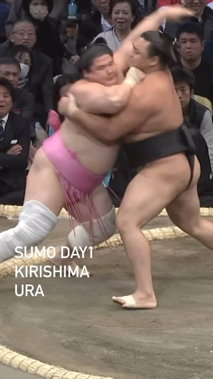 日本相撲協会のインスタグラム：「大相撲九州場所　初日 宇良-霧島  #sumo DAY1 Kirishima Ura  @sumokyokai #相撲 #九州場所 #九州 #福岡 #お相撲さん #イベント #japan #japanculture #霧島 #宇良」