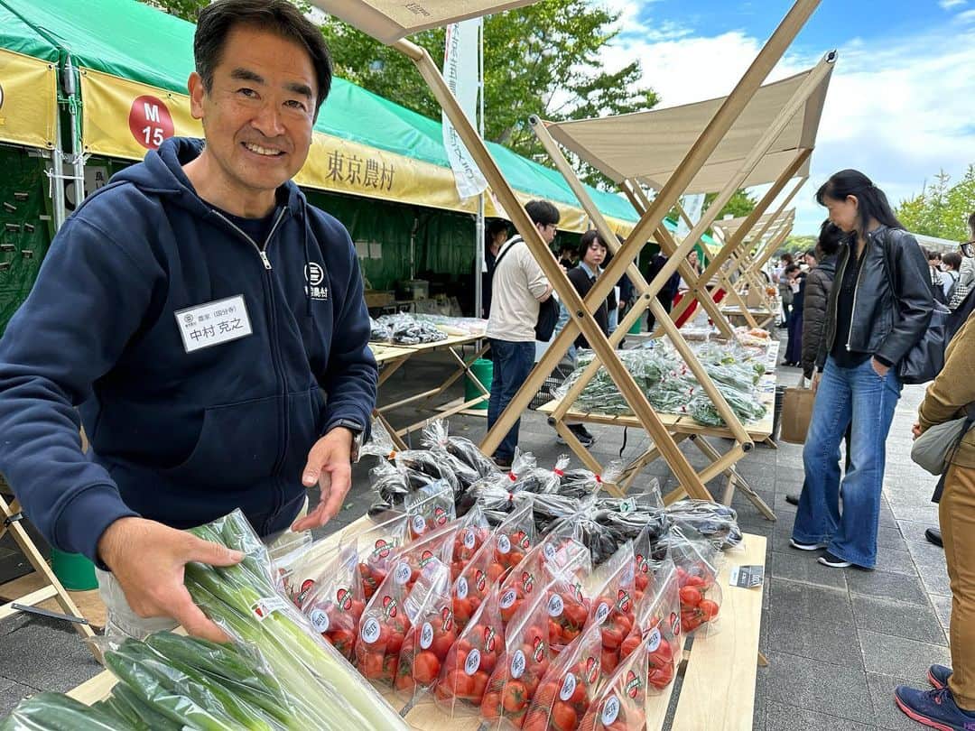 小谷あゆみのインスタグラム：「#全国都市農業フェスティバル #都市農業トークライブ 【パネリスト紹介4人目】 国分寺　中村農園　中村克之さん。東京うど、いちごの生産者であり、 #こくべじ　プロジェクトの推進役。 ＃こくべじプロジェクト＝国分寺市の先導で始まった、地元の農産物を飲食店などで使い、生産と消費をつなげて食で地域を活性化するプロジェクト。農家、商工会、JA、地元企業、市⺠、ＮＰＯも参加して、地産地消でまちづくりや観光につなげる取り組み。 さらに、 東京農業の発信拠点　#東京農村　を赤坂にオープン！ 毎月、農業関係者などを集めて勉強会を開き、東京農業を時代に合わせて未来へつなぐリーダー。 先ごろ開かれた東京あじわいフェスでも若手生産者に声をかけて3日間出展し、 東京にも農業があり、農地が継承され、野菜や様々な農産物が作られていることを 多くの人々に発信、アピールしました。 農家と直接対話することで、東京のど真ん中にも畑や農場があるんだ！と、買う人も喜んで、葉っぱ付きの大根やにんじんが飛ぶように売れたそう！ リアルに会える顔の見える関係、まさに都市農業の良さですね～♪ 全国都市農業フェスティバルは11／19（日）練馬区光が丘公園にて開催。 楽しく勉強になるお話も盛りだくさん♡ 遊びに来てねー。」