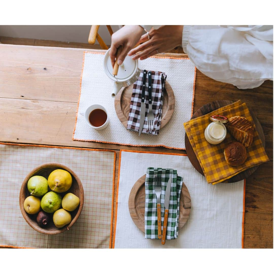 オルネ ド フォイユさんのインスタグラム写真 - (オルネ ド フォイユInstagram)「🍊  ENSEMBLE（アンサンブル）は 日本ではまだあまり知られていない フランスの新しいファブリックブランド。  デッドストックの布や 捨てられるはずだった端材を原材料として、 調達から制作までMade in Franceで キッチンリネンやインテリアアイテムを 生み出しています。  今の製品にはない、どこかレトロな風合いが魅力的。 ビビッドなオレンジのパイピングステッチは ENSEMBLEの特徴的なデザインで、 単なる"レトロ"にならない新鮮さを加えています。  フランス製でありながらお手頃な価格なので、 何枚か揃えておくのがおすすめです🍽️  商品名 ・ENSEMBLE プレースマット（1〜4枚め） ・ENSEMBLE ナプキン（5〜8枚め）  ———————————————  ●商品詳細はプロフィールのリンクからご確認ください。 👉@ornedefeuilles  ※検索画面で「ENSEMBLE」でチェック🔎 ※オンラインショップと不動前店の取扱い商品は異なります。  #ENSEMBLE #アンサンブル #キッチン道具 #ナプキン #プレースマット #ランチョンマット #暮らしを楽しむ #心地よい暮らし #丁寧な暮らし #ornedefeuilles #オルネドフォイユ」11月12日 18時36分 - ornedefeuilles