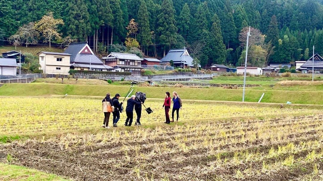 つるの剛士さんのインスタグラム写真 - (つるの剛士Instagram)「今日は #藤原紀香 さんとご一緒に、 ぼくが育ったまち、こころの故郷 #大阪府 #高槻市 にきています。  見てください。この風景。  ここ高槻なんです。  僕が知ってる高槻から少し離れた場所に こんな素敵な高槻もあります。  景色は違えど、やっぱり高槻の匂い。  高槻には独特な香りがあるんです。  こころが懐かしくなるなんとも言えない匂いが。  たかつき、すきやねん。  #高槻市 @takatsukicity_official  #マリアインマクラダ幼稚園 #高槻小学校 #北園町 #藤原紀香 さん 美しチャーミング✨ #あかん関西弁になってまう」11月12日 18時36分 - takeshi__tsuruno