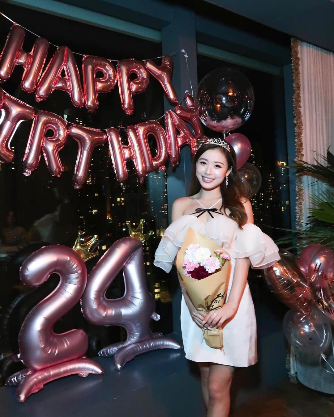 馬曉晴のインスタグラム：「#24🎂 Celebrating a week early 👑 thanks to all my angels who made this princess themed night a great one❤️  #1999 #November18 #正日18號」