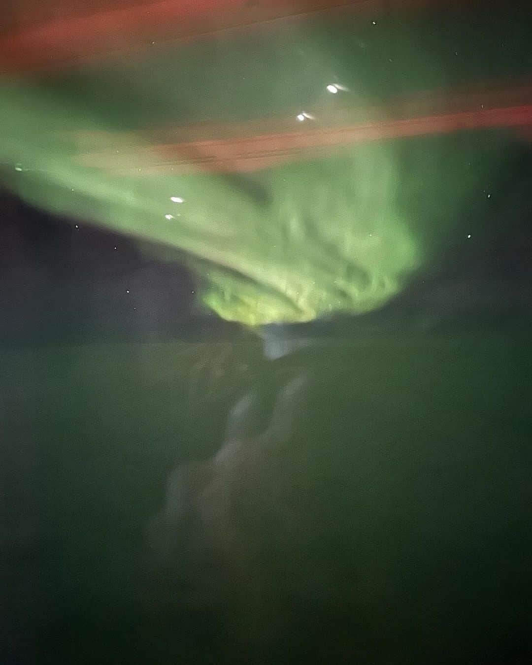 マッシモ・ジョルジェッティーのインスタグラム：「… my first Northern Lights, flying from Tokyo to Frankfurt, over the Beaufort Sea on the Arctic Ocean and then, a wonderful sunrise over the Greenland Sea.  Beautiful end of a beautiful journey… 🤍」