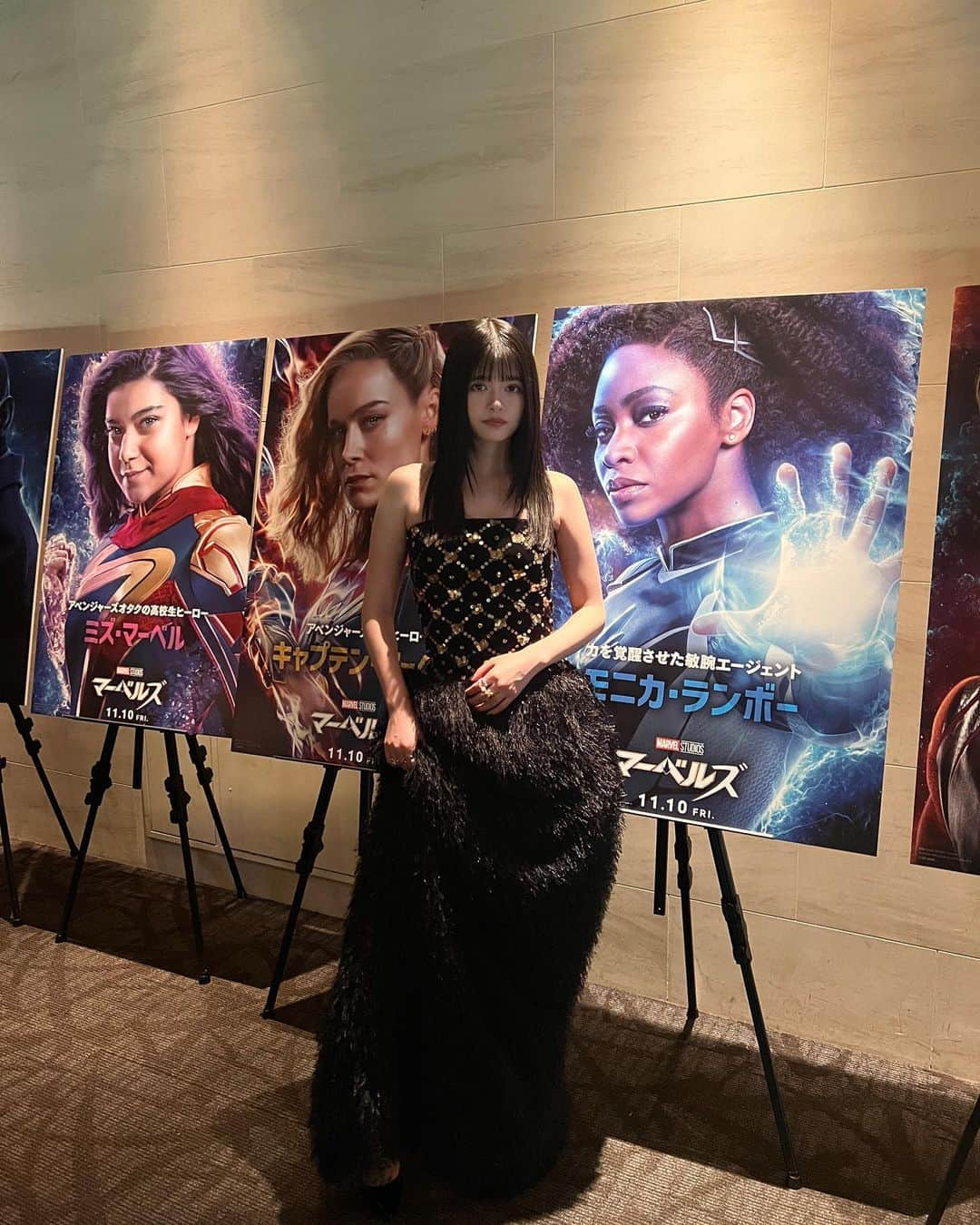 景井ひなのインスタグラム：「_ 映画「マーベルズ」ジャパンプレミア試写会にお邪魔しました💙  マーベルズ、ほんっとうに面白かったし 3人の絆やお互いへの愛情、3人だからこそ乗り越えられる、 そんな場面が沢山詰まっていて、胸が熱くなりました。 1人で頑張る事は大事だけどたまには誰かに頼ってみようって 観ていて勇気を貰えました🥲🫶🏻 そしてmarvel作品で初めての推し、ミズ・マーベル、カマラ！ ずっと推してたキャプテン・マーベルに会えた時の反応や行動が とにかく愛らしくて、私もオタクだしすごく親近感が湧いて、 今回の作品でより応援したくなった📣❤️‍🔥 今後どうやって続いていくのか気になり過ぎる、、！ 早く続編が観たい、、！！  #PR #アベンジャーズ最強ヒーローの新たな強さ目撃 #マーベルズ」